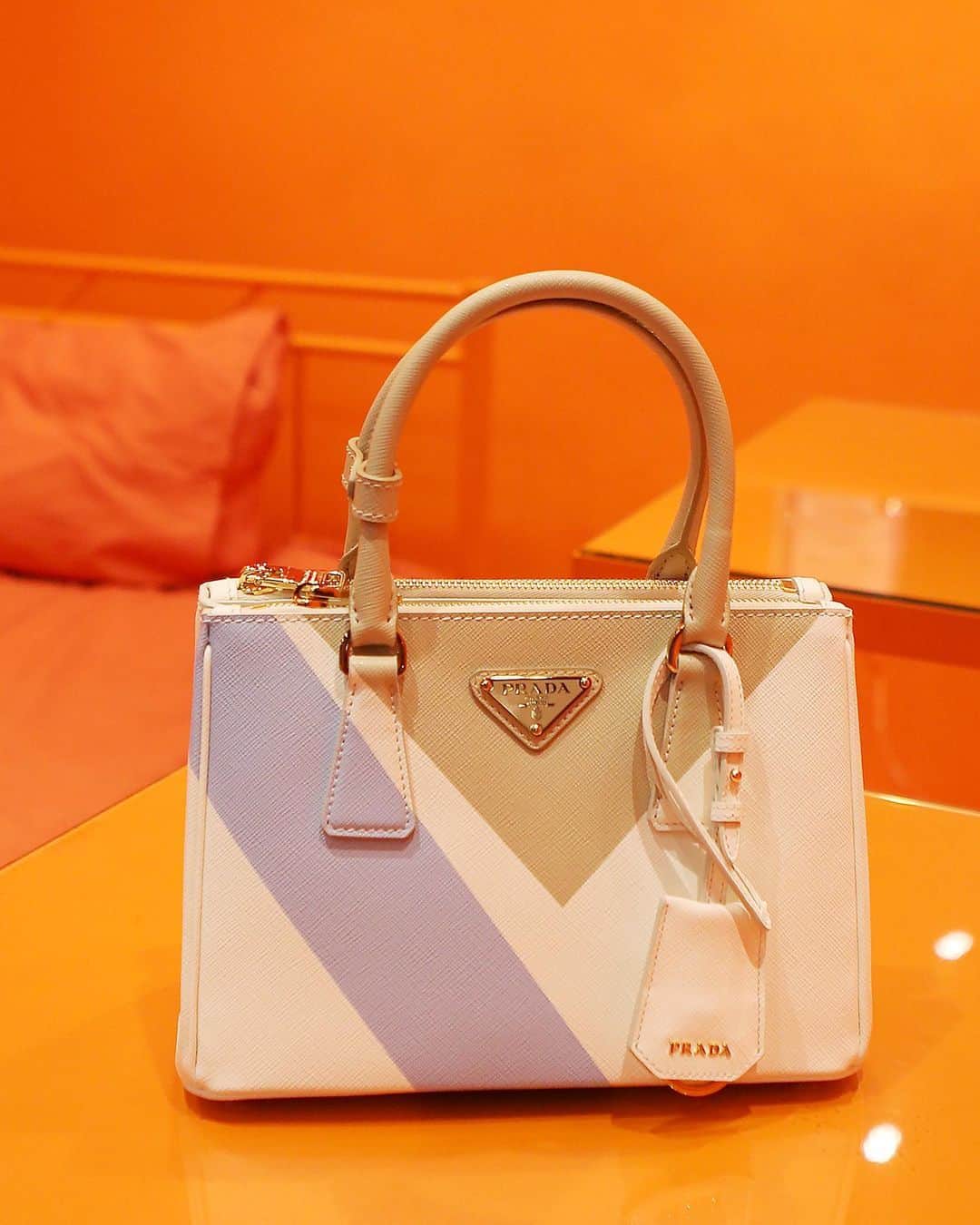 ホン・ウンチェさんのインスタグラム写真 - (ホン・ウンチェInstagram)「So pretty.. 🤍🖤  '색'다른 new Galleria bag! Our love is White and Cider. Find the color of your love with the new  #ad @prada #pradagalleria」5月30日 10時32分 - hhh.e_c.v