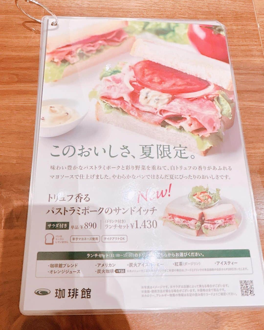 satomiさんのインスタグラム写真 - (satomiInstagram)「☕🥪 ・ 休日のcafe Time☕️ 私の好きなcafeの1つで店内も客層も落ち着いていてくつろげる雰囲気が好きな珈琲館☕️ ． 今日はせっかくなので5月18日発売の新商品「トリュフ香るパストラミポークのサンドイッチ」を注文♡ ・ ここのサンドイッチは種類豊富だし出来立てのおいしい状態で提供してくれるから大好き🥦 ・ 今回の新作ももちろん大人な味で美味しい。野菜はシャキシャキで新鮮だし白トリュフの香りがするマヨが最高ー🐣 ． ちなみに今5/18～6/30までサンドイッチフェアやってます！ お会計毎に割引スクラッチカードを1枚プレゼント。次回お会計時、計6つの対象のサンドイッチが200円引き、100円引き、50円引きとなります。（カード有効期限8/31）  @coffeekan_official  #sponsored #珈琲館 #喫茶店 #レトロ喫茶 #サンドイッチ  #カフェ活 #竹芝 #劇団四季  #東京カフェ #カフェ巡り #coffee #コーヒー #パンケーキ #ホットサンド #お台場 #コーヒー好きな人と繋がりたい  #スイーツ女子 #休日の過ごし方  #ライブ参戦  #竹芝グルメ」5月30日 10時32分 - saatoomii47