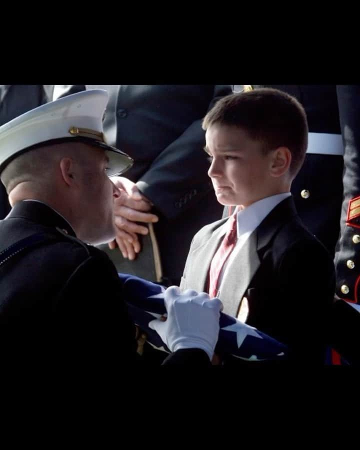 レイチェル・ゾーのインスタグラム：「Today we honor all of those who have given the ultimate sacrifice to protect us and this country. Let us all remember today and everyday the children that have lost a parent, the parents that have lost a child and all of the loved ones that are grieving. Thank you to all of the brave soldiers on the front lines and everywhere. I am eternally grateful to you all.  #memorialday 💔🙏🏼🇺🇸 🕊️」