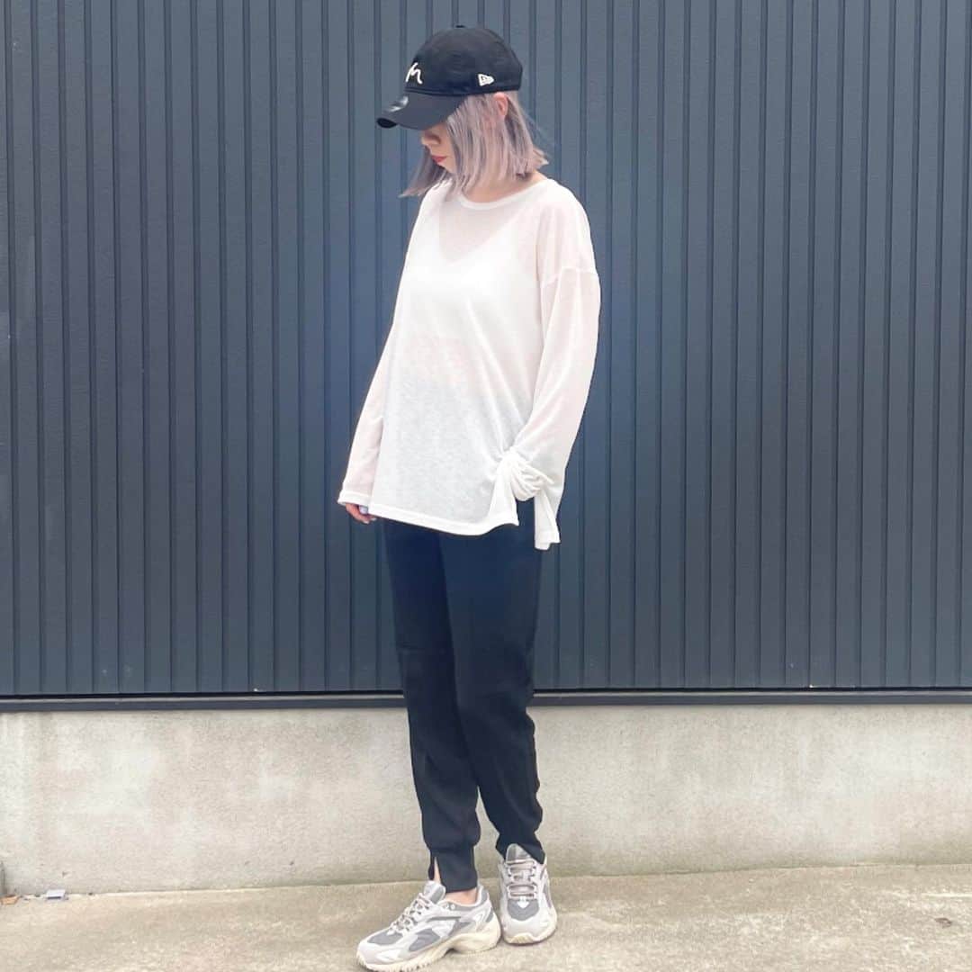 ryuu79hinaのインスタグラム：「#運動会コーデ 𓂃🫧‪ ・ ・ ひなちゃん今年も白組だったから白を取り入れて 上下GUでモノトーンコーデ🐼 ・ ・ ━━━━━━━━━━━━━━━━━━━ #GU#ジーユー#ジーユー購入品#ジーユーコーデ#gu_for_all#amail#ニューバランス#スニーカーコーデ#スニーカーコーデ#スニーカー女子#キャップコーデ#キャップ女子#ニューエラ#コーデ記録#instagood#モノトーン#モノトーンコーデ#ママコーデ#カジュアルコーデ#大人カジュアル#シンプルコーデ#プチプラコーデ#코디#패션스타그램#코디스타그램#옷스타그램#패션#데일리그램#오오티디 #ブリーチカラー」