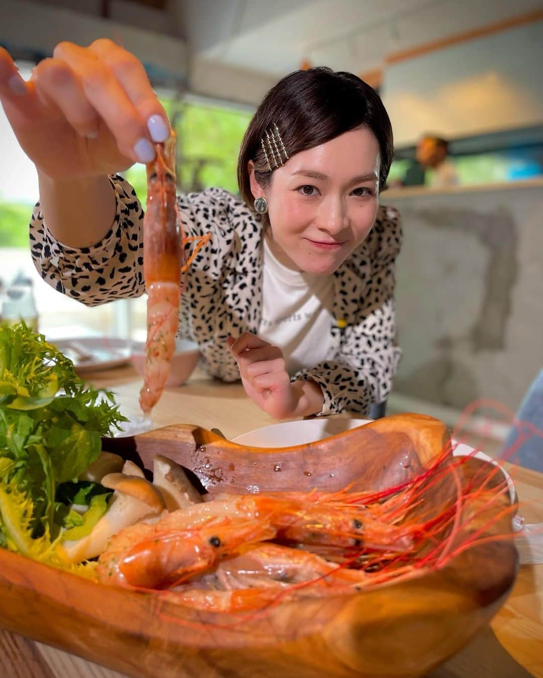 酒井瞳のインスタグラム：「今夜の #よかばん #海老 好き必見！  驚きの海老グルメ特集🦐  @shrimpvalley_miyazaki さんの  美味しすぎる海老グルメをみなさんも是非味わってください😆‼️  とにかく驚くお料理がどんどん出てくるので本日の放送をお楽しみにっ🥴  #宮崎 #宮崎グルメ #宮崎旅行 #えび #🦐 #shrimp #海老好き」