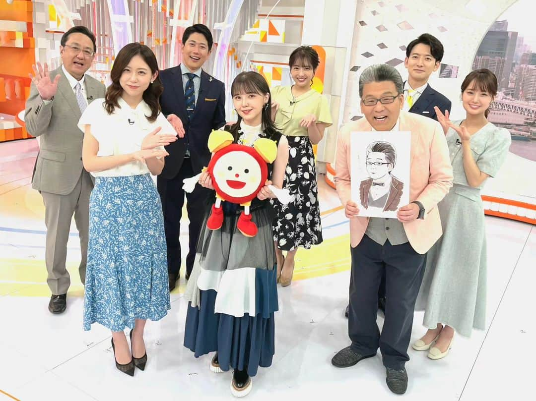 フジテレビ「めざましテレビ」さんのインスタグラム写真 - (フジテレビ「めざましテレビ」Instagram)「きょうは5月の #マンスリーエンタメプレゼンター #鬼頭明里 さんのラスト出演日でした🥲  さみしいです～  激カワアニマルの原稿読みももちろんバッチリでしたね👌  そして… 得意なイラストで #軽部真一 アナの似顔絵をサプライズ披露してくれたのです！ 本人より若くて細いのですが😆(スタッフ総ツッコミ笑) すごく上手ですー👏  軽部アナは「僕のさわやかさが存分に描かれています」と大大大感激🎶 (2枚目 同じポーズをとってみました)  1カ月間本当にありがとうございました💕お疲れ様でした❗  #めざましテレビ」5月30日 10時38分 - mezamashi.tv