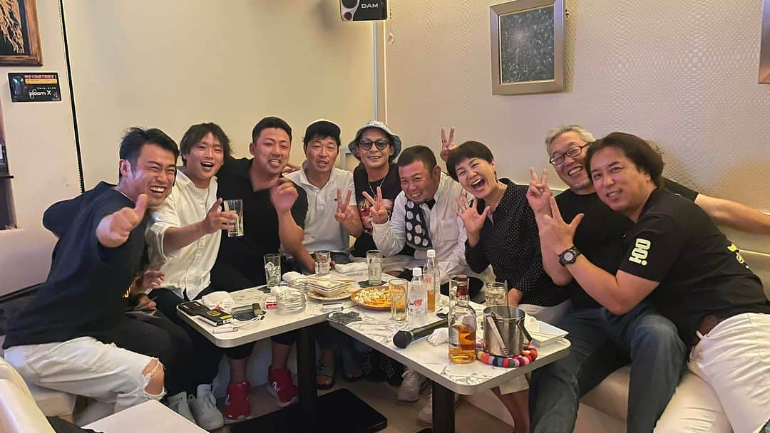 山本華世さんのインスタグラム写真 - (山本華世Instagram)「引き寄せって凄いねぇ〜久留米で飲んでるみたいと言われました。八女商工会青年部(元気なヤメリカンピーポー)と久留米で映画撮影してたメンバーが偶然アデリータで遭遇‼️ 絆の深さは地域の底力になるんだなぁ。を感じる時間となりました。 #八女商工会青年部  #久留米 #映画 #陣内孝則 さん」5月30日 10時39分 - kayo_092