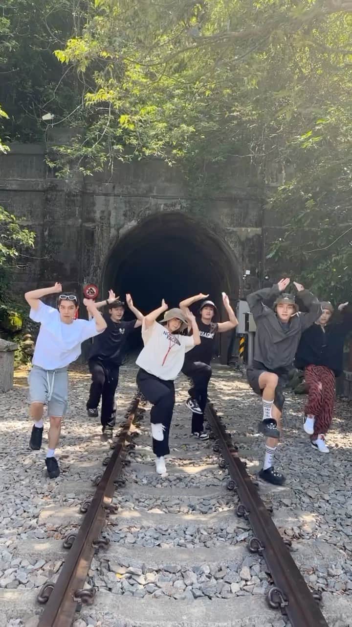 リー・ジャーインのインスタグラム：「謝謝可愛弟弟教我跳舞😛💓 祝演唱會順利！@vera__official__  @mike___1030 @bluebro_tzu_huan @bobechebobby @jhen1019_ @1998.nel @xue.50 #VERA @et.camp3  #肯拼兄妹 #原子少年 #金星」
