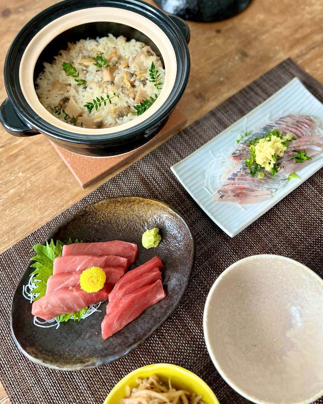 青木英李のインスタグラム：「いつかに炊いた筍とアサリの炊き込みご飯♪  お醤油やみりんは使わず利尻昆布でとったお出汁とアサリの蒸し汁、美味しいお塩のみで、素材の旨味をいかしたシンプルな味付け。  仕上げに木の芽をポンっと叩いて、清涼感のある爽やかな香りを添えて完成🌿  #かまどさん のおかげでおこげも綺麗に美味しく炊けて、土鍋ごはん一瞬で平らげましたとさ🍚🥢  #自炊 #和食 #土鍋ごはん #旬の食材 #春の味覚 #筍 #木の芽 #あさり #筍の炊き込みご飯」