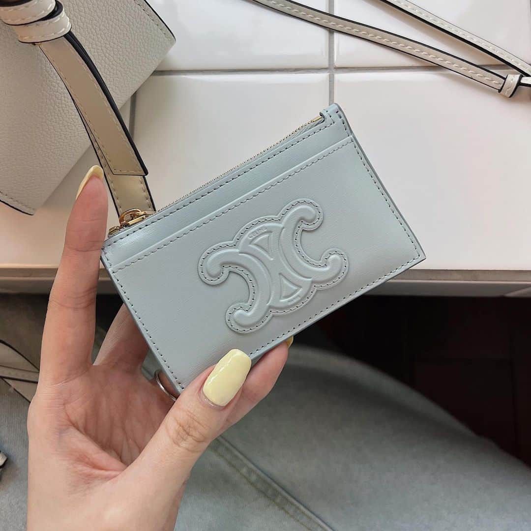 渡邉みさきのインスタグラム：「. new wallet🩵  タンの色味にするって決めてたけど こっちの色見たら 可愛すぎて過ぎて即決🩵 ありがとう🫶  #celine#コインケース #セリーヌ#セリーヌ財布  #パスケース#カードケース #ミニ財布#誕生日プレゼント」