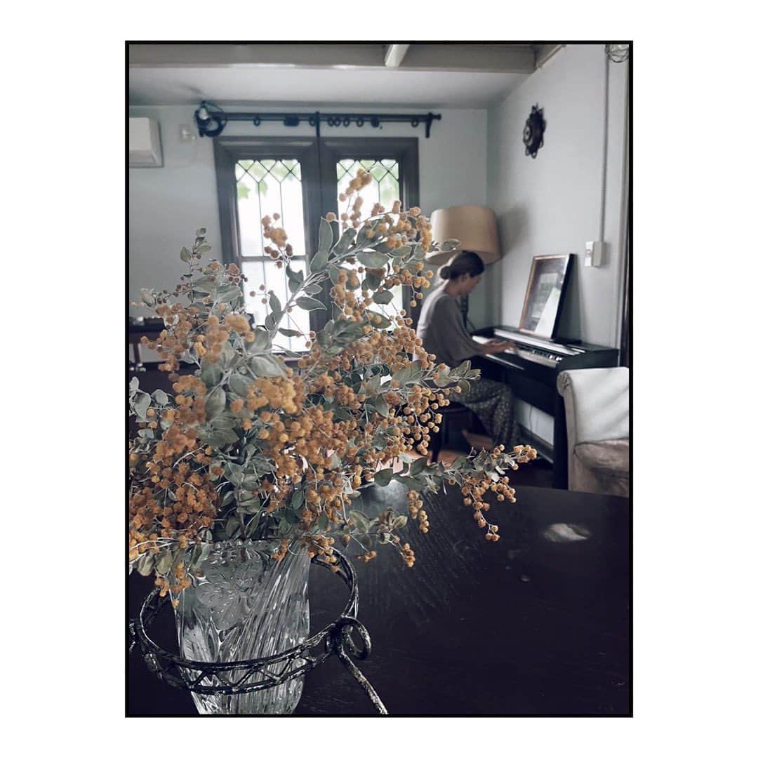藤田敦子のインスタグラム：「ㅤ 6歳から21歳まで、15年間割と真面目に習っていたピアノ。 飽き性のわたしが、仕事以外で唯一続いたことかもしれません。 昨日弾いてみたら、少しはまだ弾けました。笑 @h.r.r.insta が素敵に撮ってくれてた🥹  学校の行事では大体弾いていて、思い出に残ってることは2つ。  中学3年の時の卒業式のリハーサルで 前日友達とお泊まりして夜更かししてしまい 全員で寝坊して、かつめちゃくちゃ体調悪くて 壇上に上がれずに、担任に怒られた😆 もちろん本番はバッチリ弾きましてん👍 大地讃頌、今はもう弾けへんな🤣 練習したらまた弾けるかなあああ。  高1の合唱コンクールは好きだった人が 指揮者やってくれたな、とか。笑 振り返ると学生時代ってほんまに 楽しかったなとしみじみ😆  改めて、ピアノ練習したいから 夫に購入の説得しようかしら…🤪」