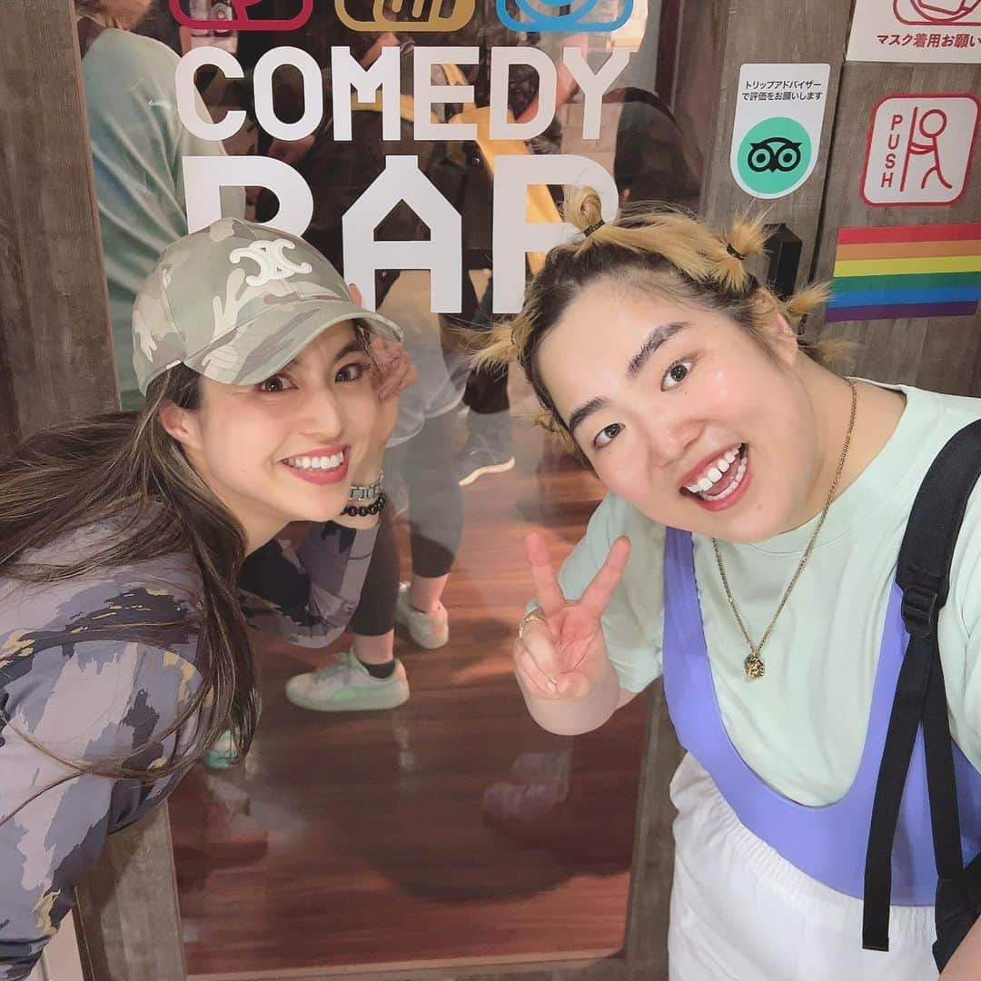 岡部友のインスタグラム：「ゆりちゃん(@yuriyan.retriever )のstandup コメディ初めて見てきたよ！英語でもさすがのトリを飾り、更に大爆笑を巻き起こしてました👏 撮影の忙しい合間に英語で笑わせる練習をこうやって日々やっている努力に感動🥺  いつも観客の1人としてみる反面、最近ちゃんとできるかなって勝手に親心はいってるから、みんなが拍手して笑ってると、こっちは感動してる😆 世界目指す人はカッコ良いー💪⭕️ がんばれー💪😍  #ゆりやんレトリィバァ #スタンドアップコメディ #岡部友」