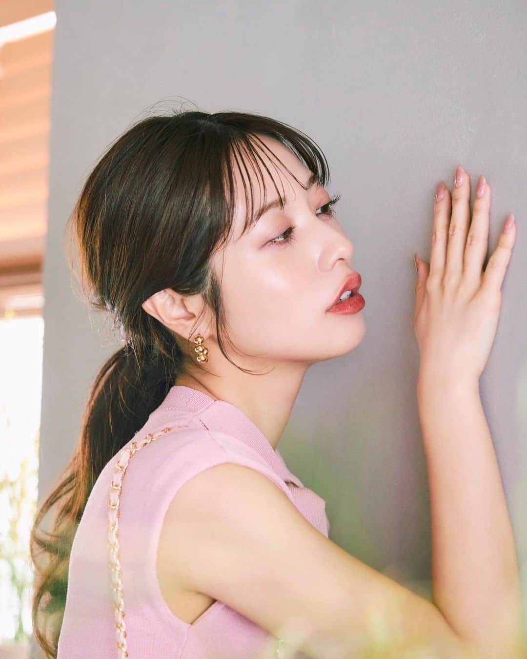 斉藤優里のインスタグラム：「このお洋服はセットアップじゃないんだけど カラーを合わせてセットアップ風に着てるよ💖 ⁡ ノースリーブのニットってどの時期に着ていいか 凄く迷っちゃうけど今くらいの梅雨に入るかな？ みたいなタイミングだと丁度よく着れそう♡♡♡ ⁡ これでお外とか出てみたけど昼間は凄く丁度良かったよ みんなのノースリニット着る時の タイミング教えてほしいかも！！！ ⁡ _____ ⁡ tops skirt...@31sonsdemode bag sandal...@rand_pic pierce...@seasukii_jp bangle...@ten._____ _____ ⁡ #今日の服 #今日のコーデ #ゆったんコーデ #斉藤優里 #ゆったん」