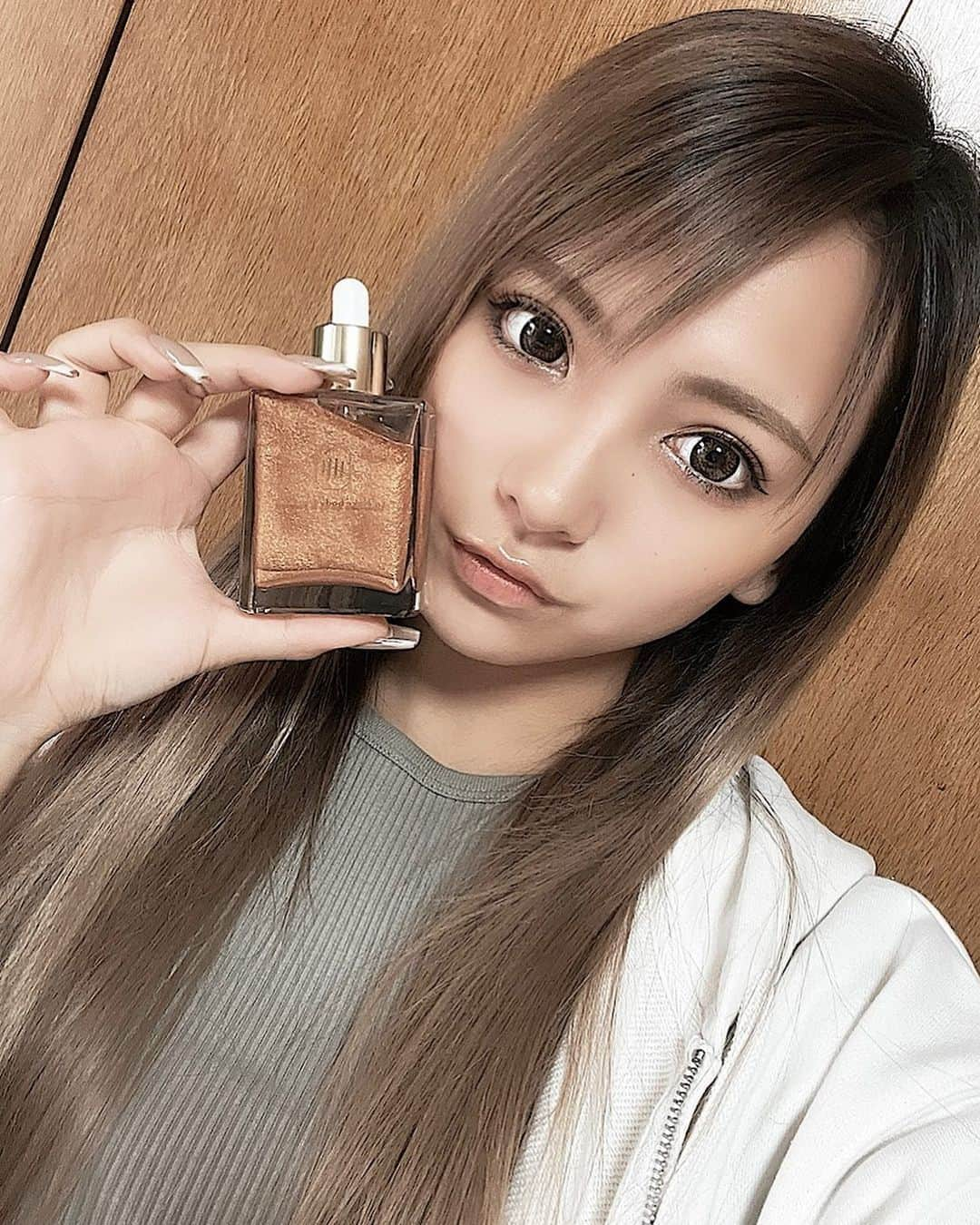 西谷麗菜さんのインスタグラム写真 - (西谷麗菜Instagram)「🧡🧡 . . . 最近使ってるボディオイル🫧 すっごくいい匂いで塗ったらキラキラで ツヤ感もでて神アイテムすぎる🥹🩶 ボディだけじゃなくヘアオイルとしても使えるし 最近の欠かせない物の1つ💖 モテたい女子必須🫢💞 . . . #HxH #エイチバイエイチ #華 #マルチオイル #ボディオイル #ヘアケア」5月30日 11時12分 - __reeechangram__