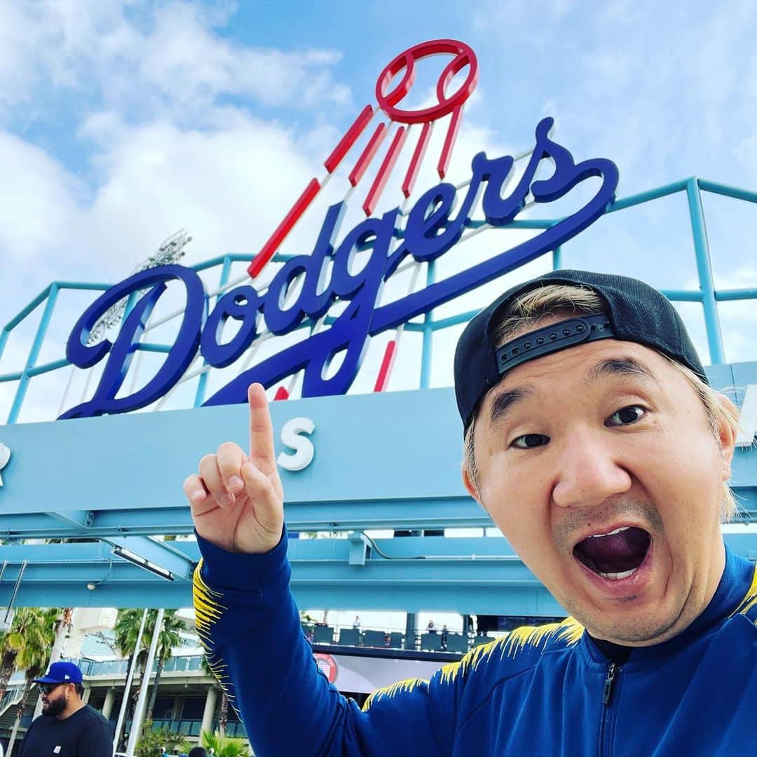 植田朝日のインスタグラム：「🇺🇸🇺🇸🇺🇸  アルゼンチンに行くはずが何故かロサンゼルスへ⁉️  そして、何となくドジャーススタジアムに来ちゃいました。  明日はどうしよう？  アルゼンチンかな？ それともブラジルに行くかな？  未定が予定‼️  #FooTravelleR #朝日旅 #サッカー旅 #ロサンゼルス #LA #野球旅 #ドジャース #dogers #dogerstadium」