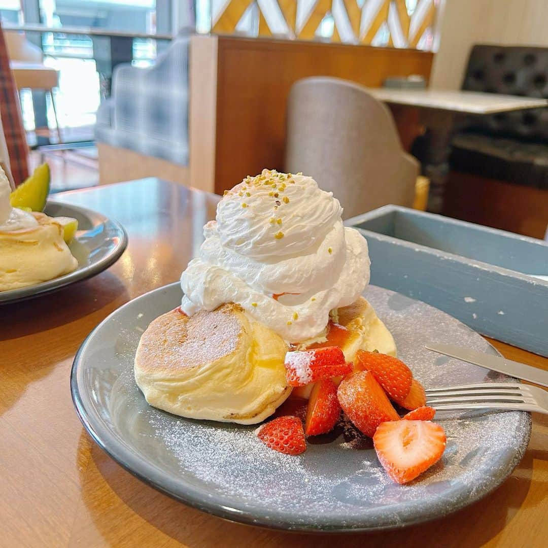 白瀬乃愛のインスタグラム：「・ ひさびさにスイーツの投稿する☁️ ライブ合間にあーみんと行きたかった カフェにいきました！ ストーリーに載せたパスタもパンケーキも完食しちゃった笑 パンケーキ美味しかった🥞      #カフェ巡り #パンケーキ #いちご #いちごパンケーキ #恵比寿カフェ #espressodworks」