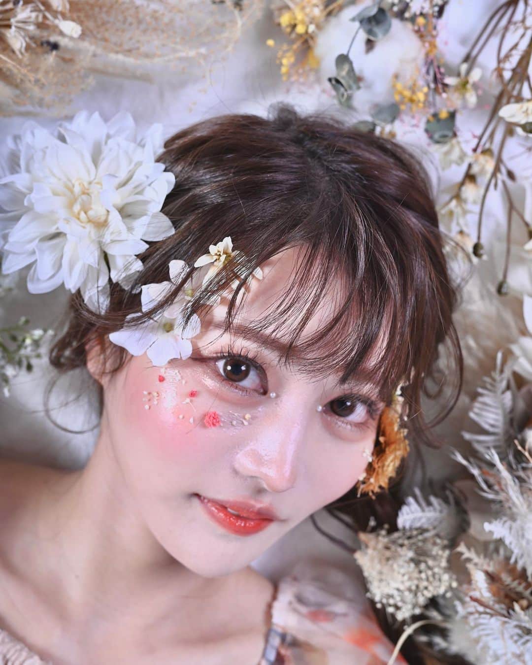 yurinaのインスタグラム：「. 一眼データ🫶 お花にかこまれて〜🌷💕  動画撮影または撮影に興味がある方は、 カマルくんまたは私にDMください🫧  𓍯𓂃𓈒𓏸𓍯𓂃𓈒𓏸𓍯𓂃𓈒𓏸𓍯𓂃𓈒𓏸𓍯𓂃𓈒𓏸𓍯𓂃𓈒𓏸  6月の撮影ご依頼DMにてお待ちしております🤍 定期的に東京に行くので 関東からのご依頼も受け付けております😊 最新の撮影データはストーリーズの ハイライトをご覧ください🩰 𓍯𓂃𓈒𓏸𓍯𓂃𓈒𓏸𓍯𓂃𓈒𓏸𓍯𓂃𓈒𓏸𓍯𓂃𓈒𓏸𓍯𓂃𓈒𓏸 #作品撮り」