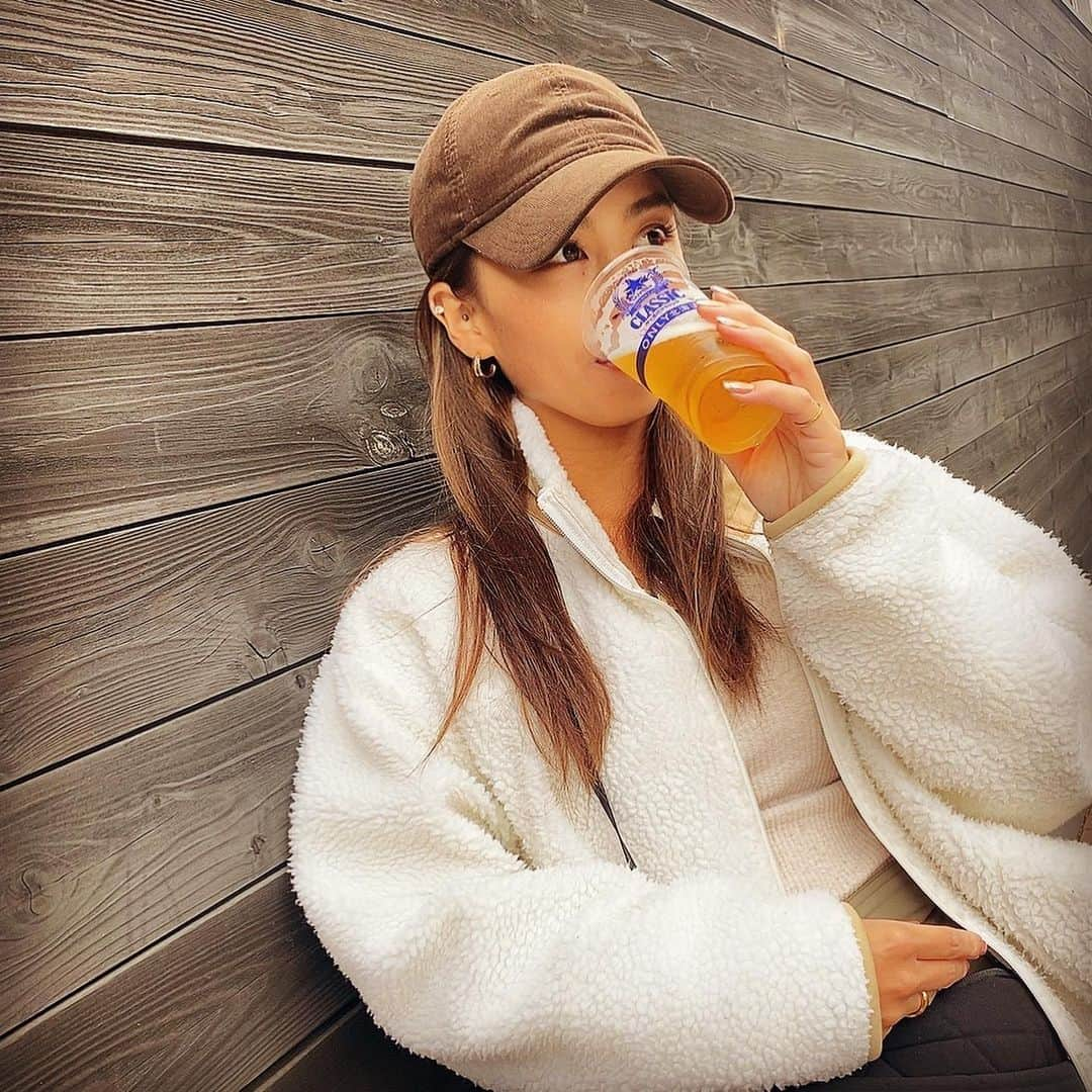 YAMADAARISAさんのインスタグラム写真 - (YAMADAARISAInstagram)「サッポロビールクラシック🍺 美味しいから北海道行く人いたら 絶対飲んでみてほしいっ😋🍻  個人的にビールって #アサヒ派 だったけど #サッポロ派 になりそう🤭ww  みんなはどこのビールが好き？😆😆😆  #乾杯🍻 #ビール最高 #飲みやすい #味も最高 #サッポロビール #北海道限定 #美味しいよ #おすすめビール #サッポロクラシック #誕生日旅行 #初めての場所 #北へ #美味しいは幸せ #いっぱい食べて #いっぱい歩いた #笑顔で伝える幸せな瞬間 #笑って過ごそう #人生楽しんだもの勝ち #この写真 #なかなかいい感じ #お気に入り写真 #ビール好き女子 #幸せな日々 #休日のひととき #弾丸旅行 #タビジョ #hokkaidotrip #hokkaido_love」5月30日 11時10分 - _arisaru73_