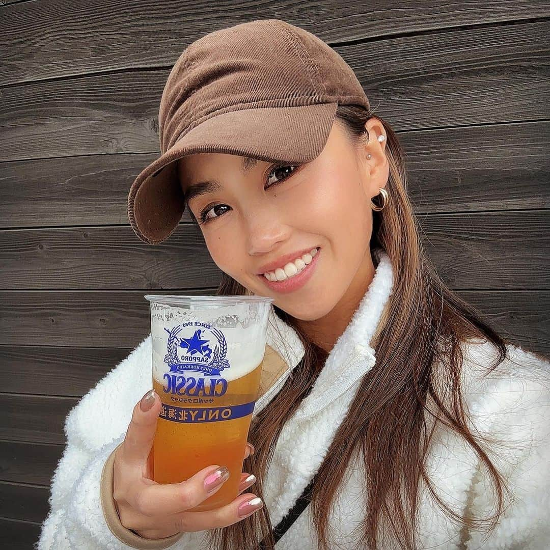 YAMADAARISAさんのインスタグラム写真 - (YAMADAARISAInstagram)「サッポロビールクラシック🍺 美味しいから北海道行く人いたら 絶対飲んでみてほしいっ😋🍻  個人的にビールって #アサヒ派 だったけど #サッポロ派 になりそう🤭ww  みんなはどこのビールが好き？😆😆😆  #乾杯🍻 #ビール最高 #飲みやすい #味も最高 #サッポロビール #北海道限定 #美味しいよ #おすすめビール #サッポロクラシック #誕生日旅行 #初めての場所 #北へ #美味しいは幸せ #いっぱい食べて #いっぱい歩いた #笑顔で伝える幸せな瞬間 #笑って過ごそう #人生楽しんだもの勝ち #この写真 #なかなかいい感じ #お気に入り写真 #ビール好き女子 #幸せな日々 #休日のひととき #弾丸旅行 #タビジョ #hokkaidotrip #hokkaido_love」5月30日 11時10分 - _arisaru73_