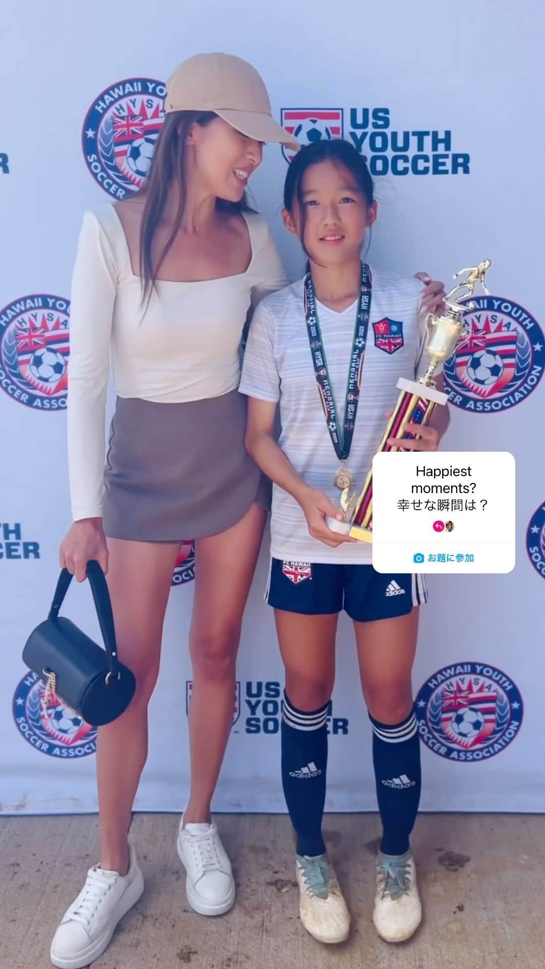 Mieのインスタグラム：「ハワイはメモリアルデーという祝日で三連休🌻 週末はリアのサッカーチームが試合三昧で勝ち進み、めでたく優勝っ🏆  観戦してる私の方が息ができなくなるほど緊張して、声が枯れあがる程に応援して🤣 最後は感動して涙😭 親同士みんなでハグ😭  リアのコーチは今日で引退😭 いつでも優しく励ましてくれて、親が今日は忙しくて連れてけない！と連絡するとわざわざお迎えにまできてくれたりする情の深い方🙏  子供想いのコーチの元、本当にステキなチームでサッカーが出来ること、自信につながる経験が最高で胸が熱くなりました🩷 好きなものに出会えてよかったね🩷  #ママ #ハワイ生活 #ハワイライフ #ハワイ #サッカー #サッカー観戦 #momlife  #hawaii #hawaiilife #proudmommy  #🩷」