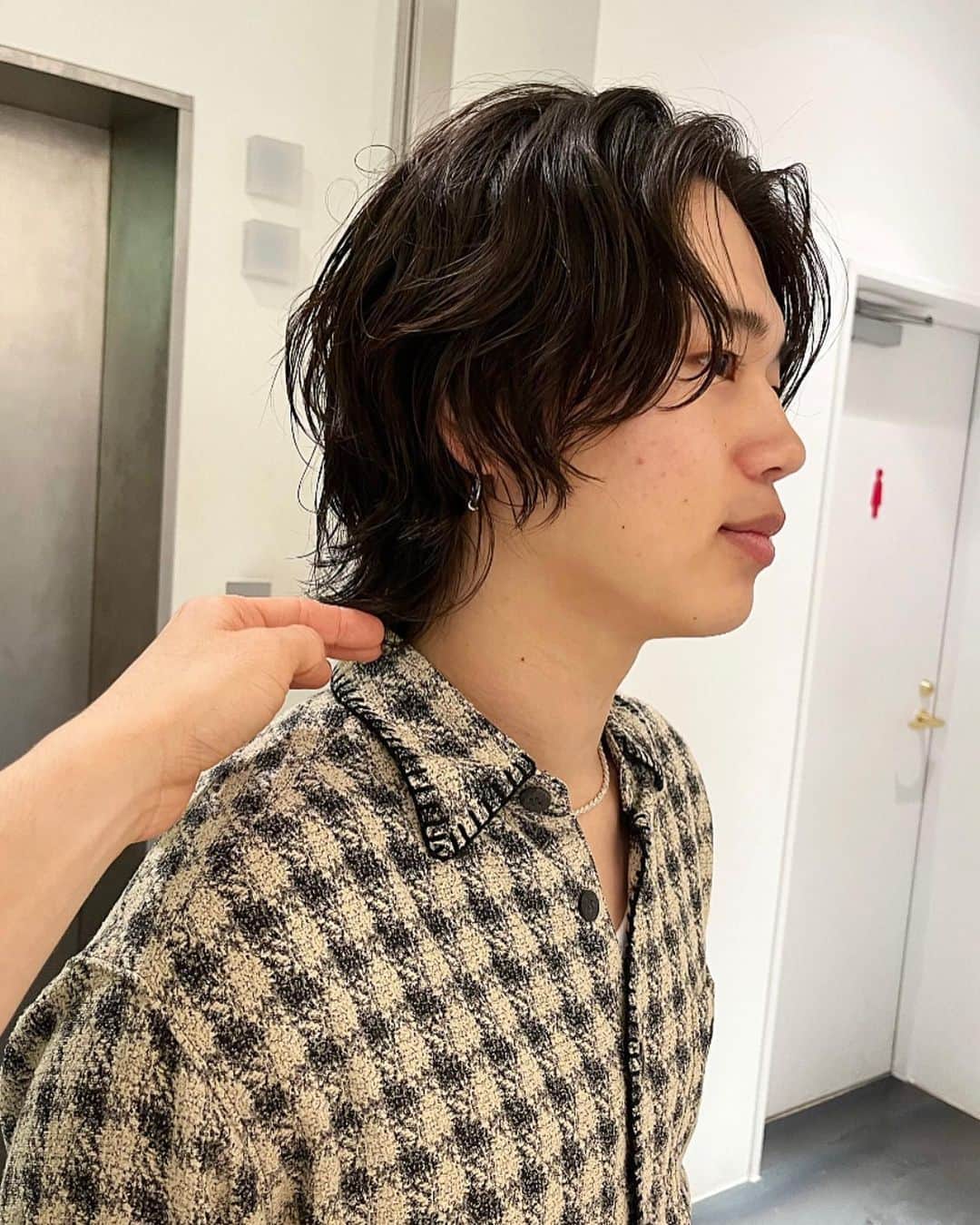 veticaのインスタグラム：「ニュアンスパーマに 重さのあるウルフスタイル  hair @eitayoshinari   #メンズウルフ #ウルフパーマ #ニュアンスパーマ #ウルフカット #ショートウルフ」