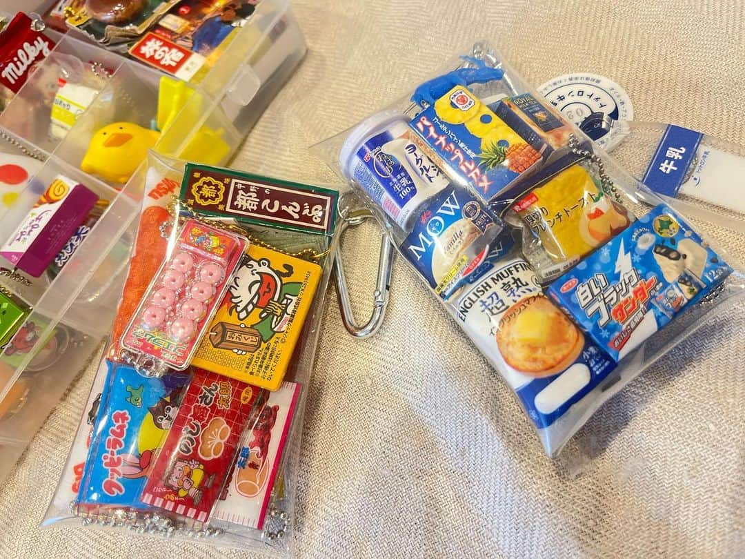 金野美穂のインスタグラム：「ガチャガチャのミニチュアシリーズを見るとついつい回してしまうんですよね､､､､  気分で入れ替えたりして 持ち歩いてます🤙  #私の好きなもの #ガチャガチャ #コレクション」