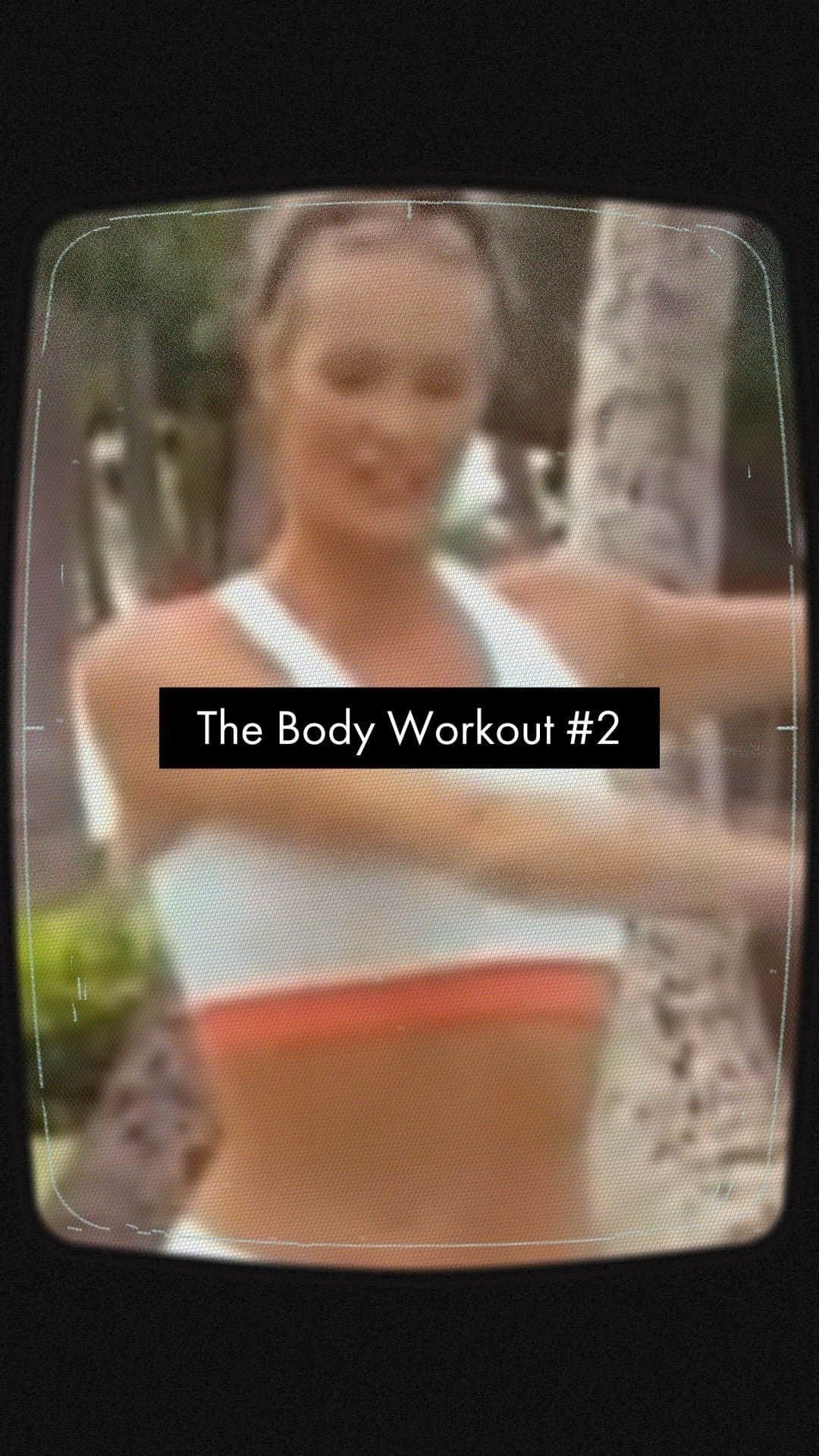 エル・マクファーソンのインスタグラム：「Here’s part #2 of ‘The Body’ 90’s Workout I did with Karen Voight. Return tomorrow for round three 💚.  What you will need: * Bench or chair * Mat/towel or carpeted surface * Option to add hand weights  * Plenty of water   #WelleCo #Workout」