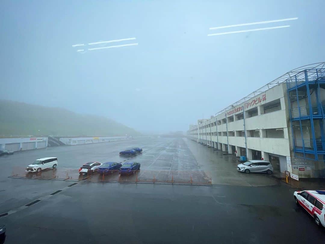 井口卓人さんのインスタグラム写真 - (井口卓人Instagram)「本日、オートポリスにてTOYOTA GAZOO Racing driving experienceを開催しておりますが、天気予報通りの大雨と酷い霧です☔️午後の本コースフリー走行は厳しいかも😅」5月30日 11時38分 - takutoiguchi