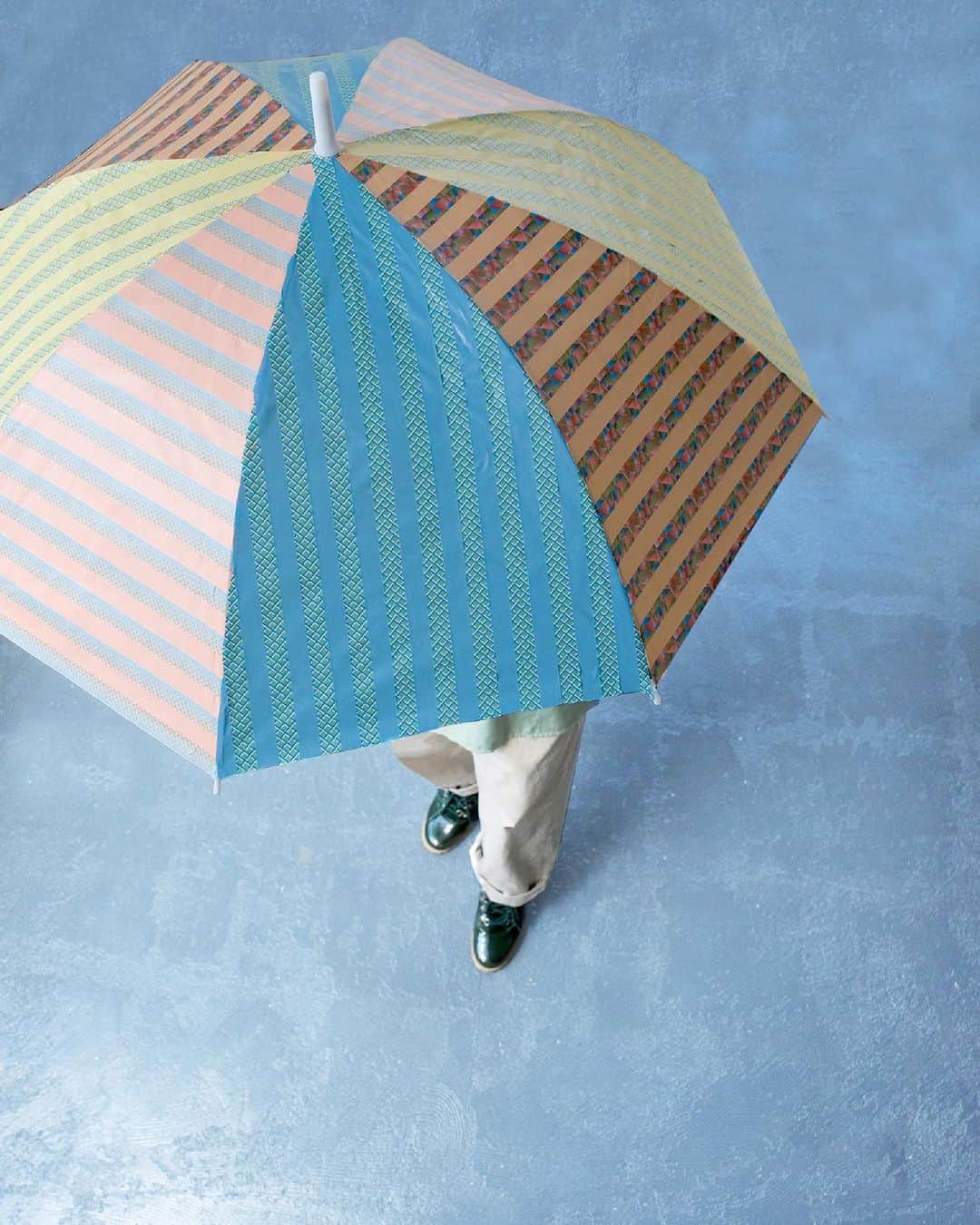 mt masking tapeさんのインスタグラム写真 - (mt masking tapeInstagram)「☂️🌂☂️ 雨降りの日も楽しく！ 気分が上がる、ビニール傘アレンジ。  今週は雨の予報。西からちらほら梅雨入りしているようですね。  せっかくなら雨の日も気持ちよくお出かけしたい！素敵な傘が欲しい！だけど傘をすぐなくしてしまうのが心配。。。  そんな方は、ビニール傘をmtでアレンジしてみませんか？  好きな色、柄のmtを貼るだけで、お気に入りのデザインに大変身。全体に貼らずに、部分的に貼るだけでも素敵です。 貼ってはがせるので、アレンジもできますよ。  自分だけのオリジナルデザインの傘で、雨降りの日を心地よくお過ごしくださいね。  ＜使用商品＞ mt decoシリーズ ポップドット・ブルー 網・イエロー 網・グリーン ポリゴングラデーション・ディープなど  #マステ沼 #カモ井加工紙 #カモ井 #kamoi #mtマスキングテープ #mtmaskingtape #カモ井加工紙株式会社 #マステ好きな人と繋がりたい #文房具好きな人と繋がりたい  #mtマステ #diy #マスキングテープ活用法 #マステ活用法  #mtart #傘アレンジ」5月30日 11時36分 - mt_masking_tape