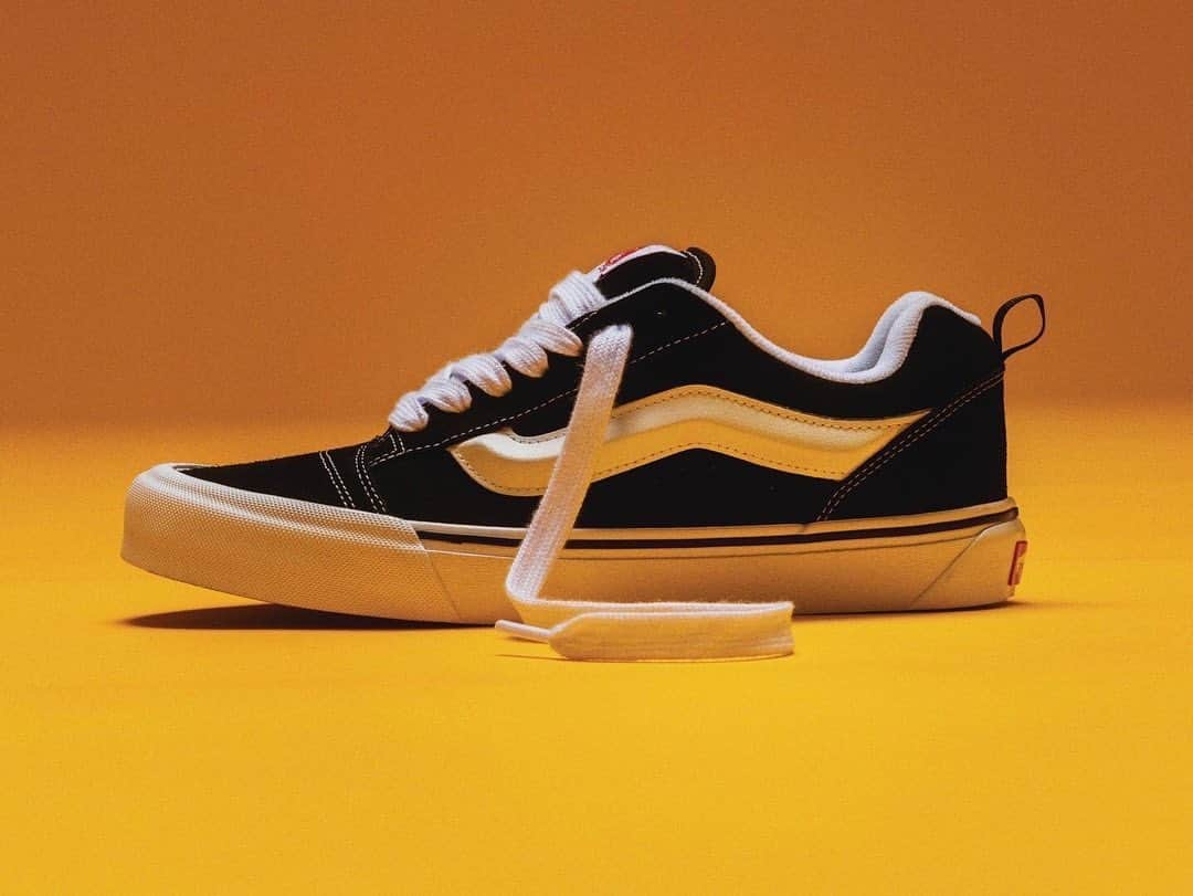 beams_harajuku_officialさんのインスタグラム写真 - (beams_harajuku_officialInstagram)「… VANS “KNU SKOOL Collection” 6.1（Thu.）Release at BEAMS HARAJUKU  『OLD SKOOL（オールドスクール）』のクラシックなシルエットを再解釈した 『KNU SKOOL（ニュースクール）』を発売します。 ボリューム感のあるシュータンとライニング、丈夫なスエードアッパー、特徴的なラバーワッフルアウトソール、そしてエンボス加工されたサイドストライプなど、90年代のスケートシューズを彷彿させるディテールが詰め込まれた一足。  発売に際して、ビームス 原宿ではPOP UPイベントを開催。期間中に『KNU SKOOL』をお買上げのお客様に、先着でブランドオリジナルのトートバッグを配布いたします。（※数に限りがございます） この機会をお見逃しなく。  【開催期間】 2023年6月1日（木）〜6月14日（水） . @vans  @vansjapan  @beams_harajuku  @beams_official  @beams_mens_casual  #vans #beams」5月30日 11時39分 - beams_harajuku