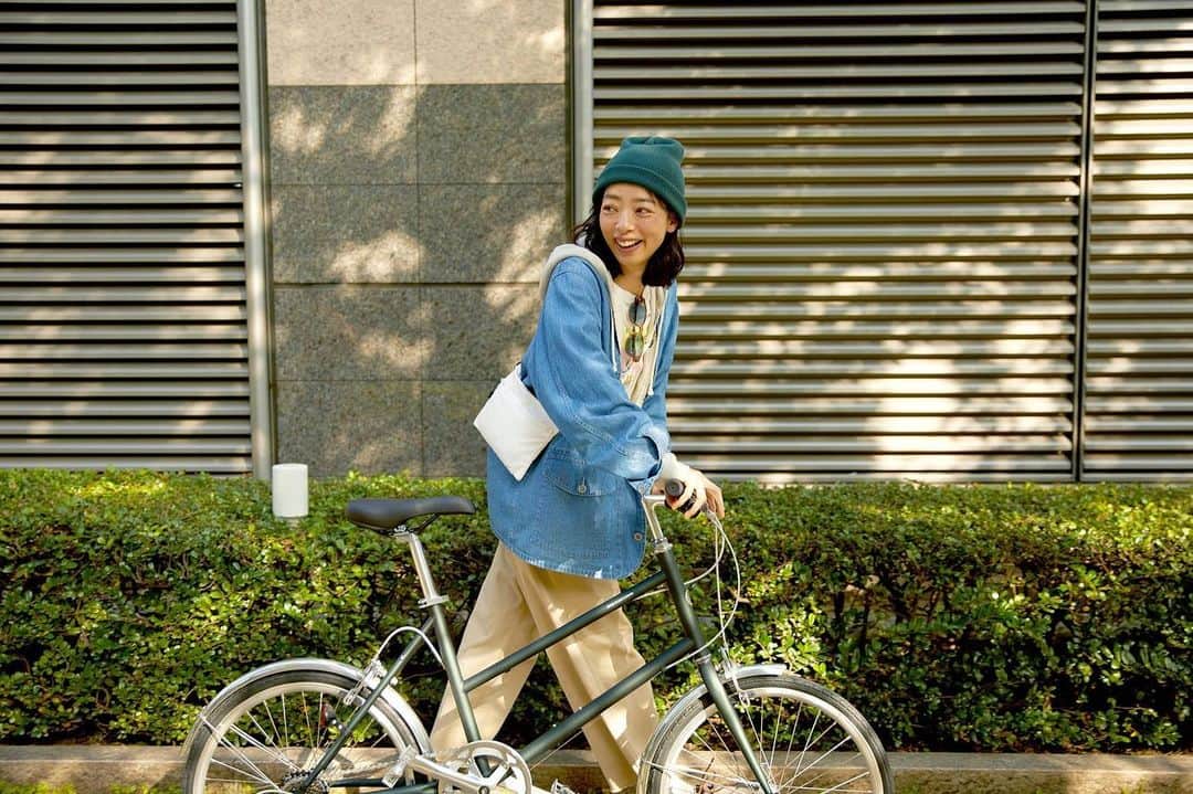 ほぼ日刊イトイ新聞さんのインスタグラム写真 - (ほぼ日刊イトイ新聞Instagram)「【わたしの自転車。】 こどもがじぶんの自転車に乗りはじめた。 友だちと誘い合って、 行ってきますを見送るようになった。 じぶんの時間を、 じぶんのためにつかうゆとりができた。 そうだ、街に出よう。 遠くじゃなくても、 ちょっと気になっていたあの通りの もう少し奥まで行ってみよう。 わたしがひとりでペダルをこぐ。  そんな気持ちでいるひとたちに、 ［街を楽しくする］を コンセプトにした自転車をtokyobikeとつくりました。 かろやかで、清々しい、毎日の自転車です。 2023年5月31日、午前11時から販売開始です。  イメージムービーは市川実和子さんにご出演いただきました！ モデル・出演 #市川実和子 @miwako_ichikawa_ 撮影 #川村恵理 @erikawamura_ スタイリング #野崎未菜美 ヘアメイク #草場妙子 @kusabataeko  https://www.1101.com/store/mybike/2023/index.html  #tokyobike #自転車 #わたしの自転車  #ほぼ日ストア #ほぼ日 #ほぼ日刊イトイ新聞」5月30日 11時42分 - hobonichi1101