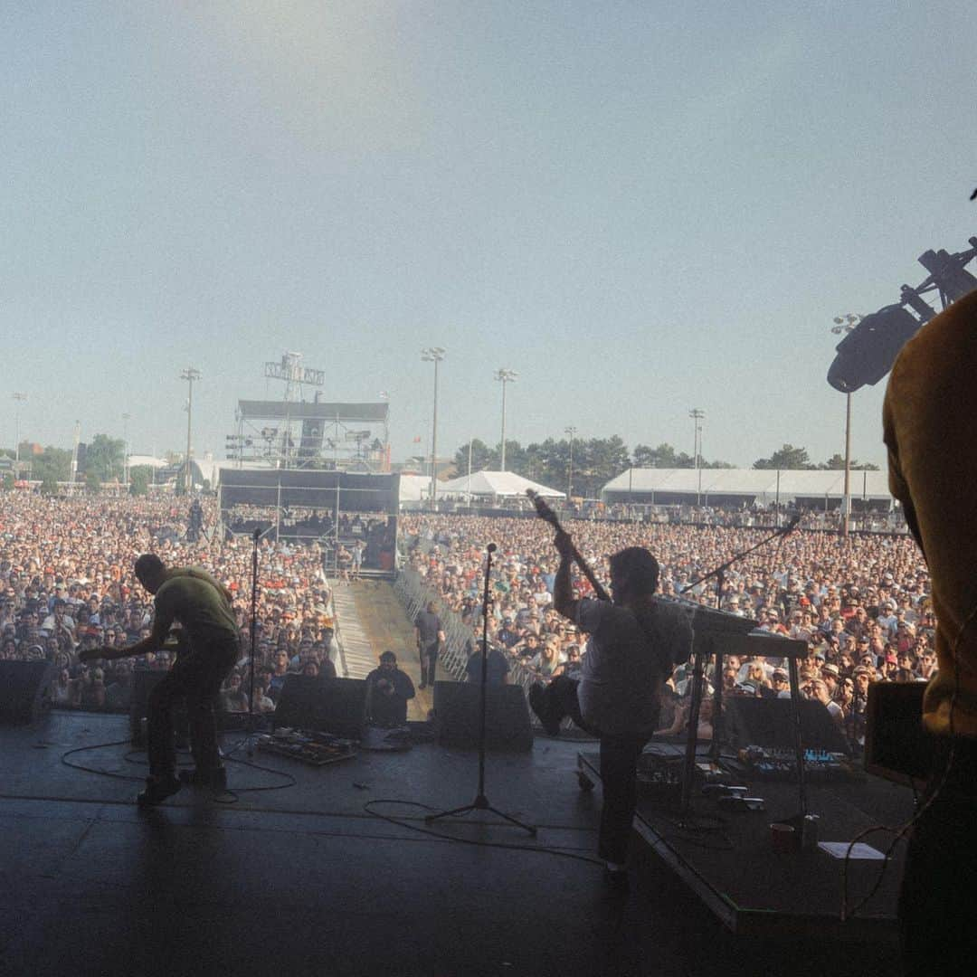 ジャック・アントノフさんのインスタグラム写真 - (ジャック・アントノフInstagram)「bleachers in atlantic city NJ 5.27.23 and boston MA 5.28.23  came out of record making this weekend to play two shows. jesus fucking christ, thank you bleachers people. really only have hope and just keep redirecting to the place where i find it the most - and that is with the band and with you. only want to comb through all the sand paper with you and talk our shit in between. i love you.   wish me luck, entering the mix phase. B4 is our masterwork and it is only for you and us and you know what i mean. so.. hi from the studio. can’t talk etc. making boundaries etc. fuck you etc. riddles forever. all soon. talk soon.   “my mind is mirrors i don’t know what is and whats reflection”」5月30日 11時49分 - jackantonoff