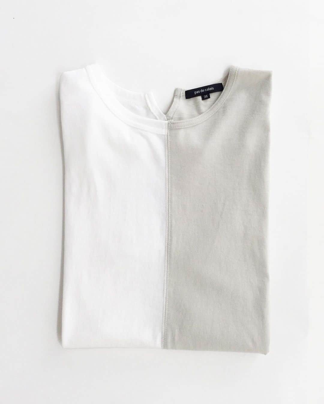 のインスタグラム：「•  pas de calais  バイカラー染めのTシャツ。  •T-shirt (No.1641) Off white, Black 10,450yen  #pasdecalais  #pasdecalais_offical_jp  #パドカレ #tshirt  #bicolor  #ガサットtシャツ」