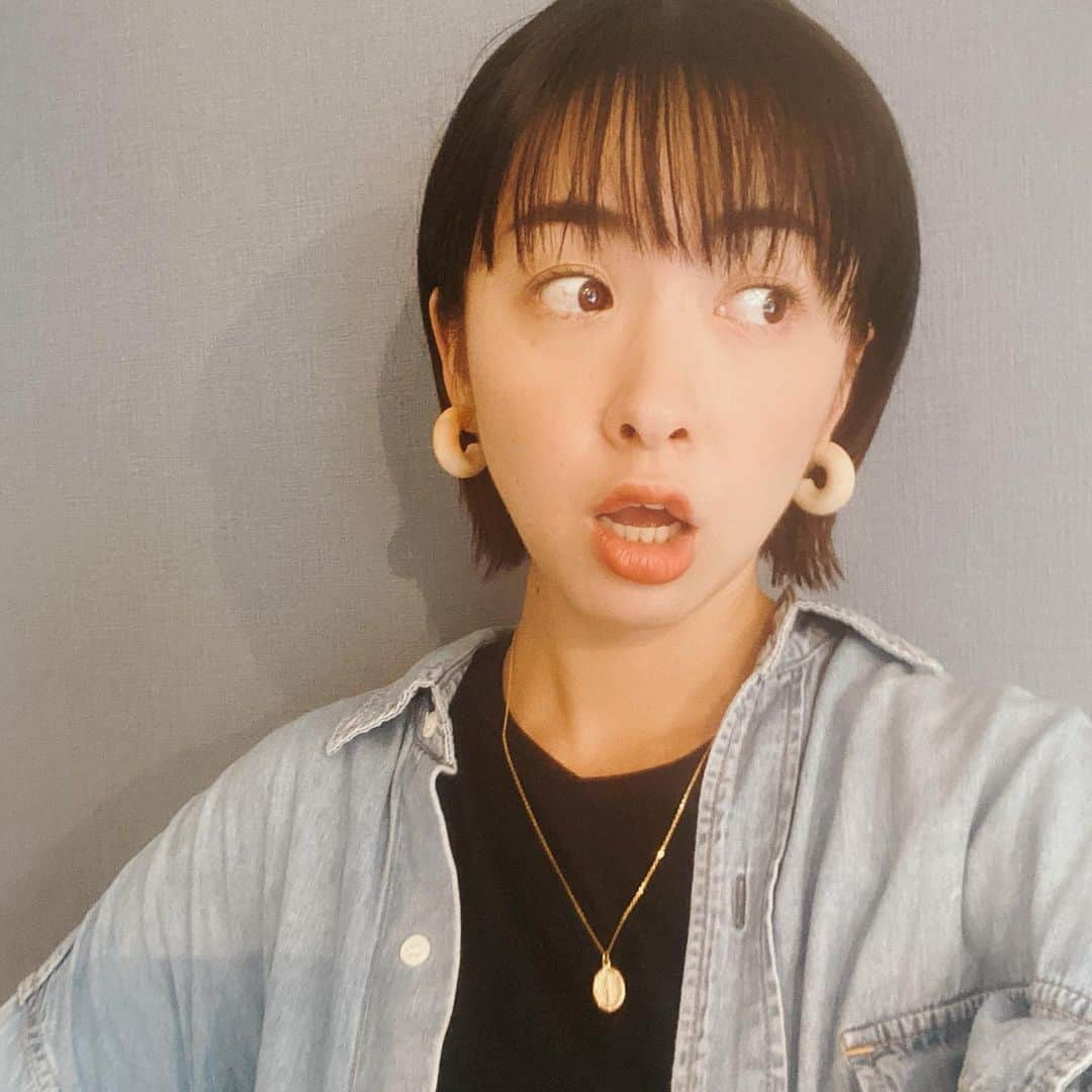 黛英里佳さんのインスタグラム写真 - (黛英里佳Instagram)「⁡ ⁡ 髪切りました🧡 ⁡ はーすっきりした😂 ⁡ #ショート寄りのボブ #ボブ寄りのショート #色はほぼ地毛の黒です #ボブ #ショート」5月30日 11時51分 - erikamayuzumi_official