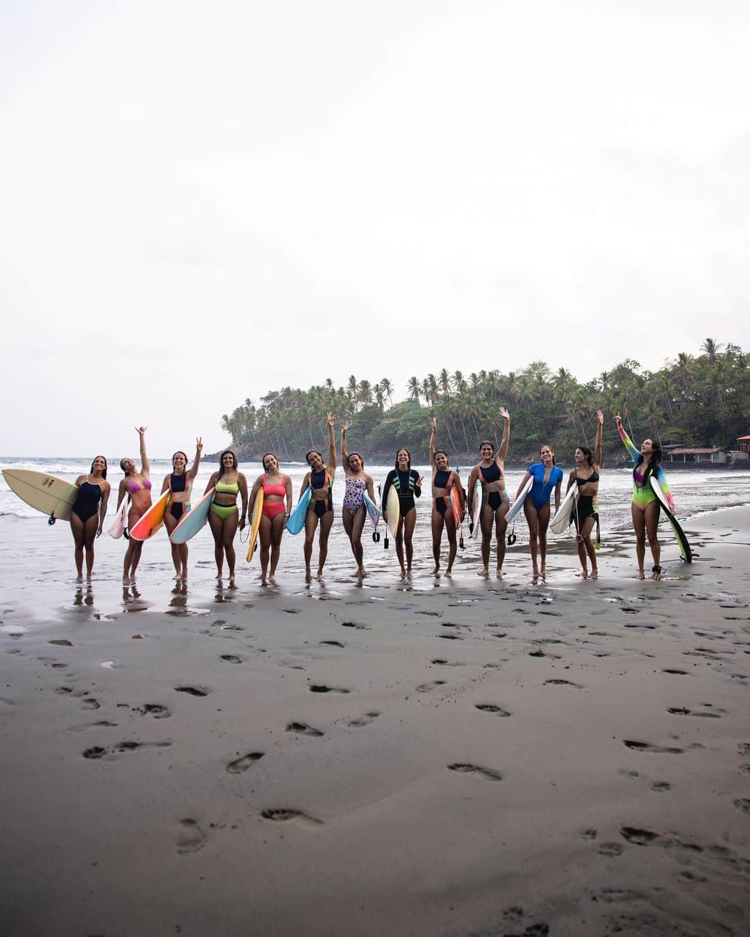 Rachel Apollonioのインスタグラム：「Haja treino de backside 😂 ainda com essa viagem especial na cabeça @coolture_life e @surfcity 🤍 vou ter que voltar pra surfar as ondas que faltaram ☺️ esses momentos me transformam 🫶🏽」