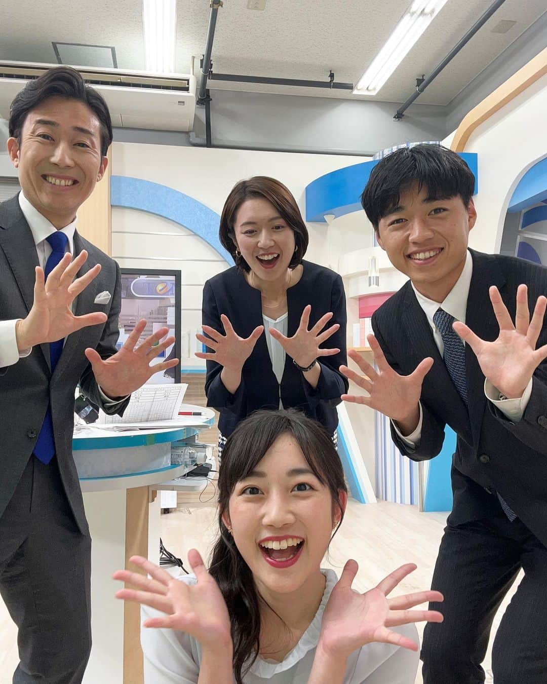 松本亜美さんのインスタグラム写真 - (松本亜美Instagram)「昨日のうちに載せられなかった放送終了後のオフショット🫧  最近ひっそりハマっているセルフィー撮影です📸 手が近付いてきたり、下から人が出てきたり、画角からいなくなったり、お花が咲いたり、躍動感満載の写真になりました👀 スポーツを担当した佐藤アナ、良い笑顔です✨  来週はどんな写真になるのか… お楽しみに🍀#teny #テレビ新潟  #夕方ワイド新潟一番  #スタジオ #ニュース #キャスター #アナウンサー #天気予報  #オフショット #放送終了後  #セルフィー #連写  #躍動感 #近づく手 #飛び出す人 #いなくなった人 #お花が咲きました #爽やか笑顔  #次回もお楽しみに  #内田拓志キャスター  #斎藤久美子キャスター  #佐藤剣慎アナウンサー  #松本亜美」5月30日 11時57分 - ami_matsumoto_teny