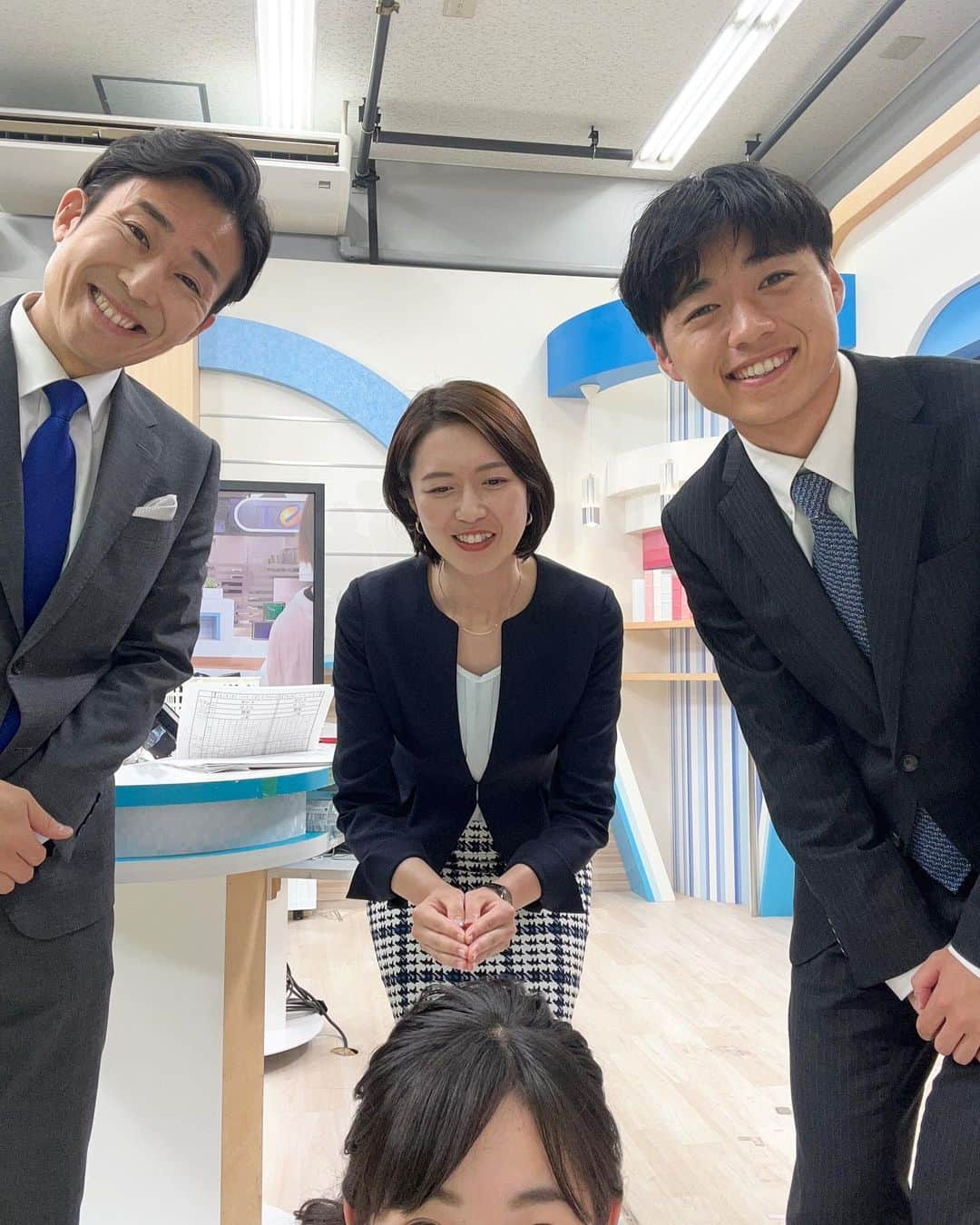 松本亜美さんのインスタグラム写真 - (松本亜美Instagram)「昨日のうちに載せられなかった放送終了後のオフショット🫧  最近ひっそりハマっているセルフィー撮影です📸 手が近付いてきたり、下から人が出てきたり、画角からいなくなったり、お花が咲いたり、躍動感満載の写真になりました👀 スポーツを担当した佐藤アナ、良い笑顔です✨  来週はどんな写真になるのか… お楽しみに🍀#teny #テレビ新潟  #夕方ワイド新潟一番  #スタジオ #ニュース #キャスター #アナウンサー #天気予報  #オフショット #放送終了後  #セルフィー #連写  #躍動感 #近づく手 #飛び出す人 #いなくなった人 #お花が咲きました #爽やか笑顔  #次回もお楽しみに  #内田拓志キャスター  #斎藤久美子キャスター  #佐藤剣慎アナウンサー  #松本亜美」5月30日 11時57分 - ami_matsumoto_teny