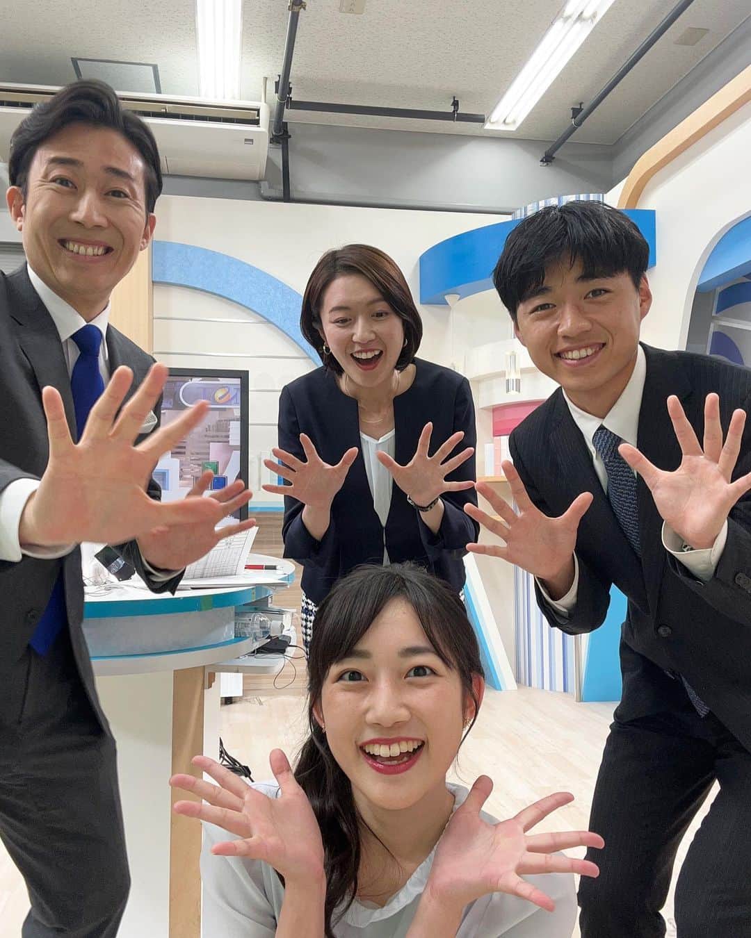 松本亜美さんのインスタグラム写真 - (松本亜美Instagram)「昨日のうちに載せられなかった放送終了後のオフショット🫧  最近ひっそりハマっているセルフィー撮影です📸 手が近付いてきたり、下から人が出てきたり、画角からいなくなったり、お花が咲いたり、躍動感満載の写真になりました👀 スポーツを担当した佐藤アナ、良い笑顔です✨  来週はどんな写真になるのか… お楽しみに🍀#teny #テレビ新潟  #夕方ワイド新潟一番  #スタジオ #ニュース #キャスター #アナウンサー #天気予報  #オフショット #放送終了後  #セルフィー #連写  #躍動感 #近づく手 #飛び出す人 #いなくなった人 #お花が咲きました #爽やか笑顔  #次回もお楽しみに  #内田拓志キャスター  #斎藤久美子キャスター  #佐藤剣慎アナウンサー  #松本亜美」5月30日 11時57分 - ami_matsumoto_teny