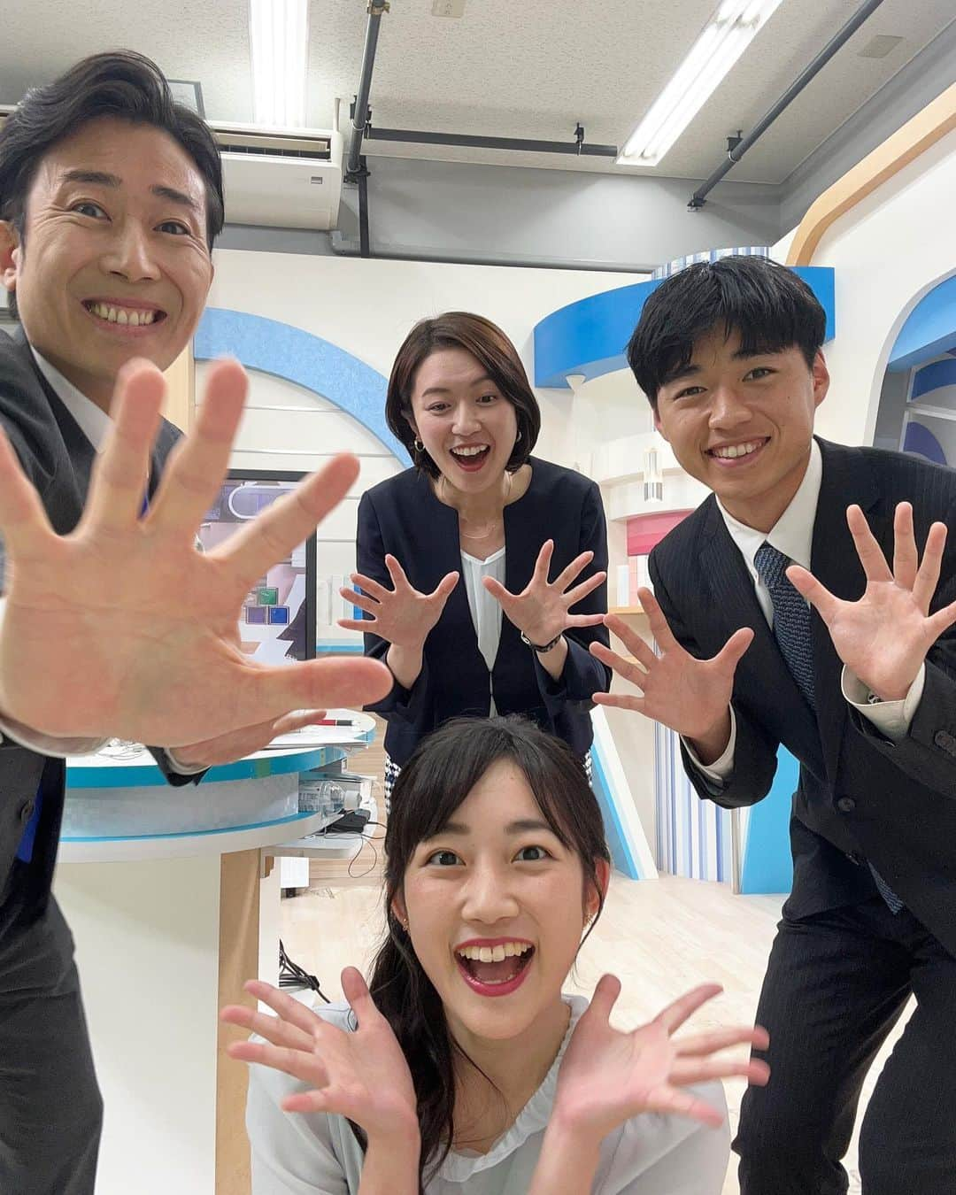 松本亜美さんのインスタグラム写真 - (松本亜美Instagram)「昨日のうちに載せられなかった放送終了後のオフショット🫧  最近ひっそりハマっているセルフィー撮影です📸 手が近付いてきたり、下から人が出てきたり、画角からいなくなったり、お花が咲いたり、躍動感満載の写真になりました👀 スポーツを担当した佐藤アナ、良い笑顔です✨  来週はどんな写真になるのか… お楽しみに🍀#teny #テレビ新潟  #夕方ワイド新潟一番  #スタジオ #ニュース #キャスター #アナウンサー #天気予報  #オフショット #放送終了後  #セルフィー #連写  #躍動感 #近づく手 #飛び出す人 #いなくなった人 #お花が咲きました #爽やか笑顔  #次回もお楽しみに  #内田拓志キャスター  #斎藤久美子キャスター  #佐藤剣慎アナウンサー  #松本亜美」5月30日 11時57分 - ami_matsumoto_teny