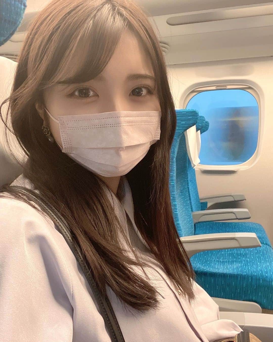 加藤凪海のインスタグラム：「いつしかの🚄⭐️ . . . . . . フォルダ見返してたら出てきた写真だけど 髪の毛またこのくらいまで伸ばしたいなぁᐡ🥺‎ᐡ . けど夏来たら今よりもっと短くしたくなりそう💭  . . . . . . . #過去pic  #新幹線  #自撮り #自撮り女子  #マスク #加藤凪海  #凪海ちゃーん  #いつもありがとう  #感謝です ⸜🌷︎⸝‍」