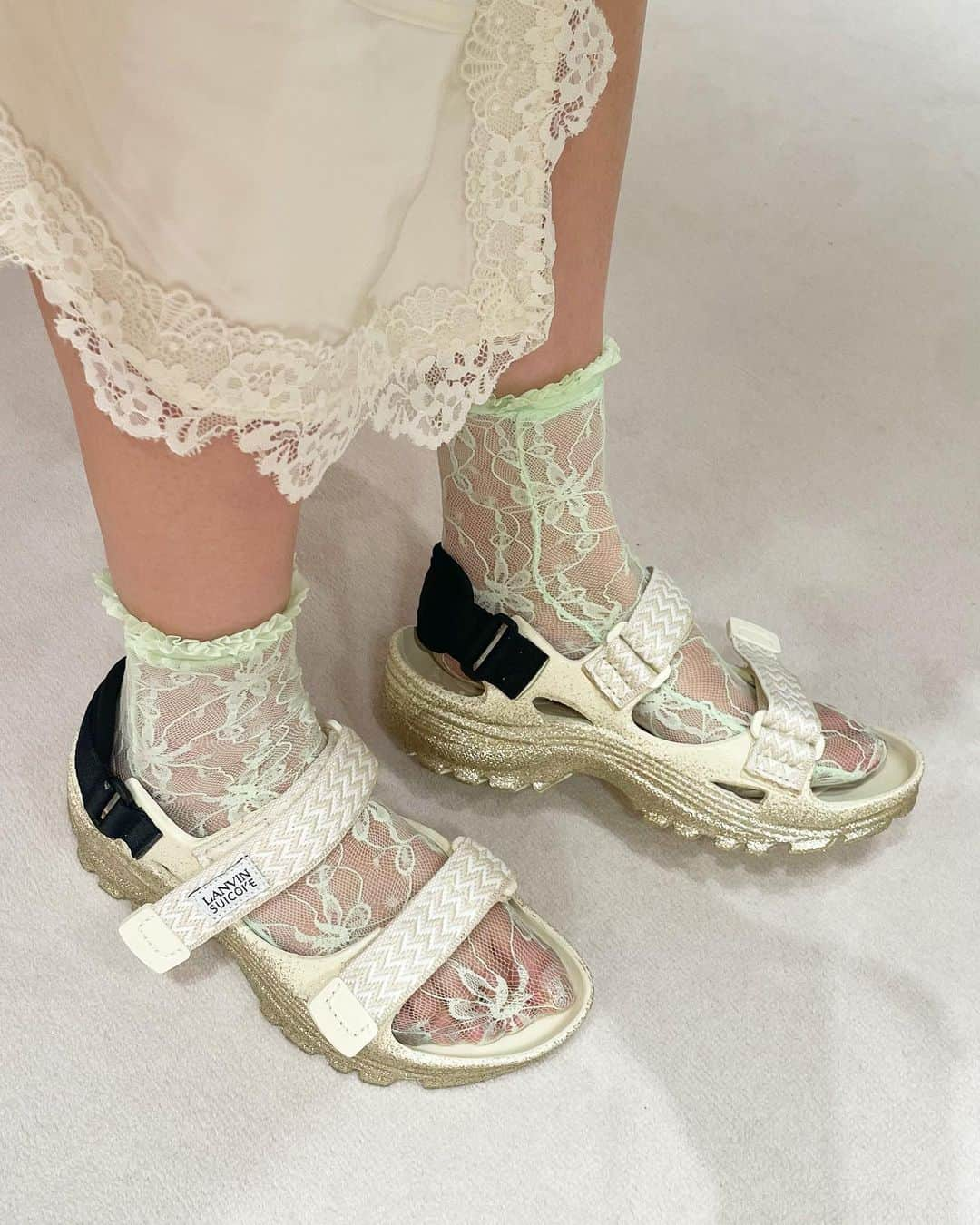 Momoさんのインスタグラム写真 - (MomoInstagram)「#LANVINxSUICOKE 歩くたびにキラキラするティンカーベルになれるglitter吹付けのサンダル🧚‍♀️✨ めちゃくちゃ軽くてビックリする！！ ㅤㅤㅤㅤㅤㅤㅤㅤㅤㅤ  #mylegstyle #lanvin #suicoke #sandal #スイコック #あしもとコーデ」5月30日 11時59分 - m_o_m_o_e