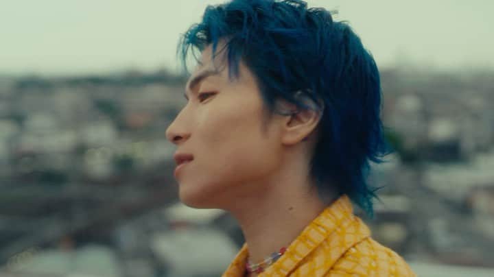 SIRUPのインスタグラム：「BLUE BLURから「See You Again Prod.KM」のMVが公開されました！  めっちゃくちゃこの曲のバイブスを全部完璧に表現できた最高のMVが爆誕🔥MESS君まじで最高  それぞれの生活が集まってまた戻って、シェアし合ってまたそれぞれでやっていく。痛みや苦しみもやってくる度、またみんなで肩組んで踊ろうや。  人生に意味を求める前に、そこにいる自分をしっかり感じよう💙  明日からも音楽と生きる  【Music】 Music : SIRUP, KM @kmmusic_official  Lyrics : SIRUP Sound Produced by KM Recording Engineers : Kohei Nakatake @kohei_nakatake Mixing Engineer : D.O.I @doiidp Mastering Engineer : Joe LaPorta @jlaportamasters English Lyrics & Pronunciation Supervision：Daniel Takeda @daniel_takedaa  【Music Video Staff】 Director: MESS @mesudayuma Cinematographer: GAKU @gaku_0701  1st Assistant Camera: Sei Shimura @sei.shimu 2st Assistant Camera: Kota Noma @kota4074 Lighting Director: yamato Watanabe @yamato0326_ 1st Lighting Assistant: hirari okuyama 2nd Lighting Assistant: sosuke Nomura  Stylist（SIRUP）: TEPPEI @stylist_teppei Hair（SIRUP）：TAKAI @rr_takai_  Stylist（Cast） : Syuto Tanaka @syttnk Stylist Assistant（Cast）: Nanao Nagata @88xn_bgdna_bx Hair & Make-up（Cast）: Ayano Funasaki（UpperCrust） @ayano_funasaki  Colorist : Max Golomidov（DIGITAL GARDEN） @max.golomidov  Production Manager: Takashi Harada（isai Inc.） @__.ryu Production Assistant: yuna mogami @mogamiyuna Production Assistant: Hironari Kimura Producer: Keita Watanabe（isai Inc.） @keitapxf  Production: isai Inc. @isaiinc  【Cast】 Hairdresser：FUMI @vetica_fu Store clerk：Nagomi @na__iii0614 Skater：Tomoyoshi HIRAI @cheepbeef  Bartender：AKI @aki___nn  Skaai @skaai_theprof uin @uinjp KENNY SPLIF @kennysplif  YUSUKE OHNO @yusukeohnofficial  RINTO rena 柚依 Kasumi  Kohei Shirai @kohe_77 Asami Hida @asamisscream Joe Fuji @joe__fuji Emili Misumi @emilimisumi Miles Shouma Harris @lcun0 Ai Okubo @aiaiu_u Ryoki Hirooka @okap_20 Midori @midori___1 Michael @maikeru.raifu  Kurafuji Subaru @_subaru._____   【Logo Design】 Art Director & Designer : Masaki Watanabe (maxilla) @masakebab Producer : Seiya Suzuki (maxilla) @seiya02_23 Project Manager : Moe Niitsu (maxilla) @korokoromoe」