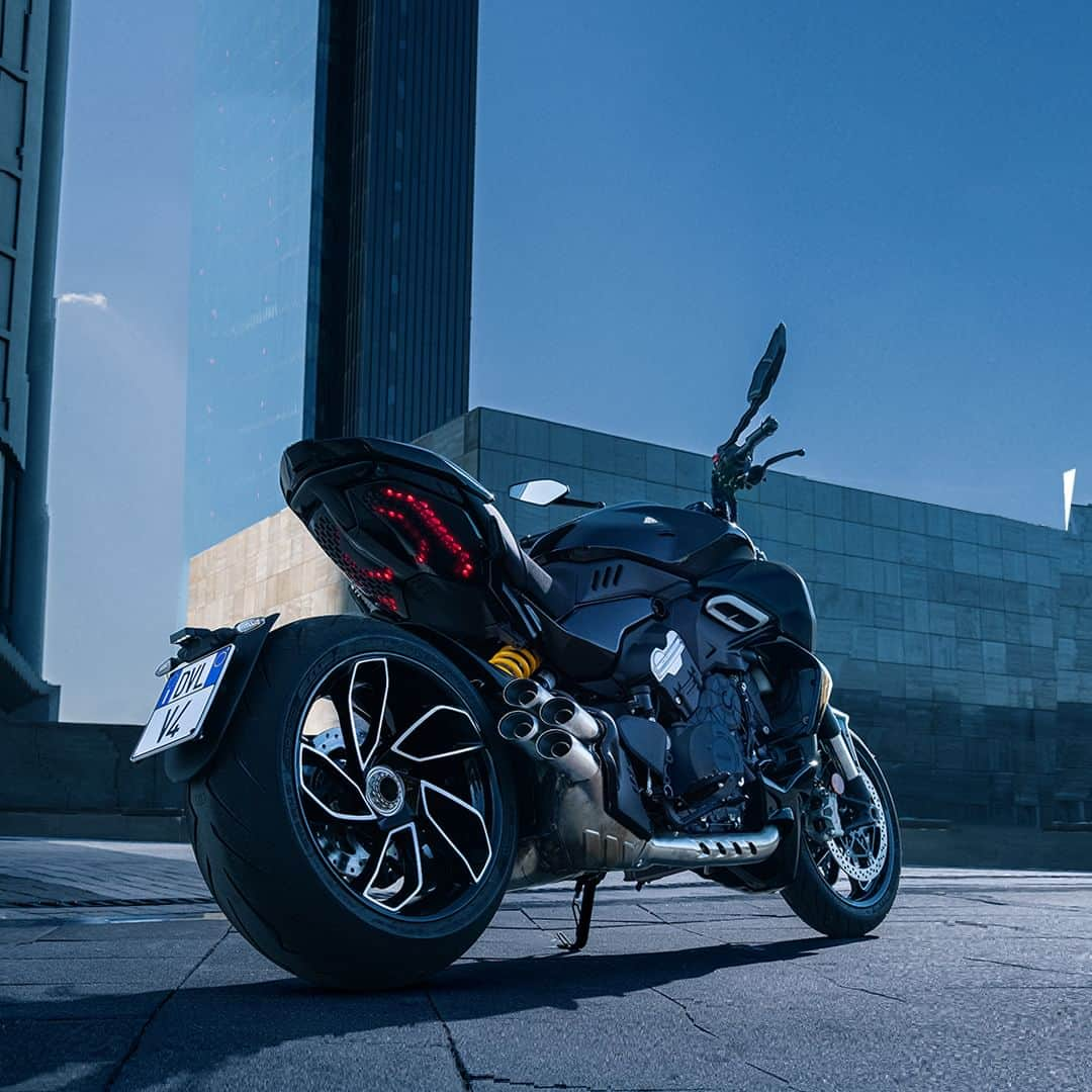 Ducati Japanさんのインスタグラム写真 - (Ducati JapanInstagram)「New Diavel V4デビューフェア開催中！（6/4まで）  期間中に対象モデルのお見積り・試乗またはご成約いただいたお客様に、先着で素敵なオリジナルアイテムをプレゼント！  フェアも間もなく終了。ぜひこの機会にディアベルV4の魅力を体験してください。  ・試乗・お見積もり 　DiavelV4 オリジナル・スポーツボトル/プロテインシェイカー  ・ご成約 　DiavelV4 カーボン製オリジナルキーケース  詳細はドゥカティ公式Webサイトからご覧ください。  #ドゥカティいいじゃん #ドゥカティ #Ducati #ディアベル #Diavel #DiavelV4 #DaretobeBold #クルーザーバイク #ネイキッド」5月30日 12時00分 - ducatijapan