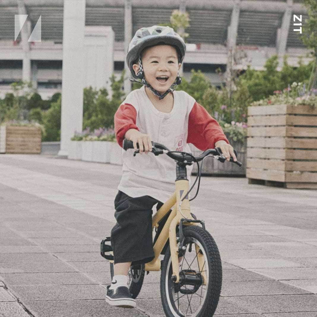 RITEWAY -Official Instagram-さんのインスタグラム写真 - (RITEWAY -Official Instagram-Instagram)「ZIT ジット  自転車が大好きになる超軽量キッズバイク。 ペダルを漕げるようになった瞬間、普段車で行っている公園に自転車でたどり着いた瞬間、達成感と自尊心で満たされた最高の笑顔に出会えます。 クラス最軽量5.8kg(14")で軽くて思い通りに走れるZITは子どもの移動範囲をさらに広げてくれて、何よりも楽しい親子の時間を作れます。 —————————— #ritewayzit #ジット #riteway #ライトウェイ #自転車 #自転車のある生活 #幼児車 #キッズ自転車 #こども自転車 #子供自転車 #サイクリング #クロスバイク #14インチ自転車 #16インチ自転車 #18インチ自転車」5月30日 12時00分 - riteway_bike