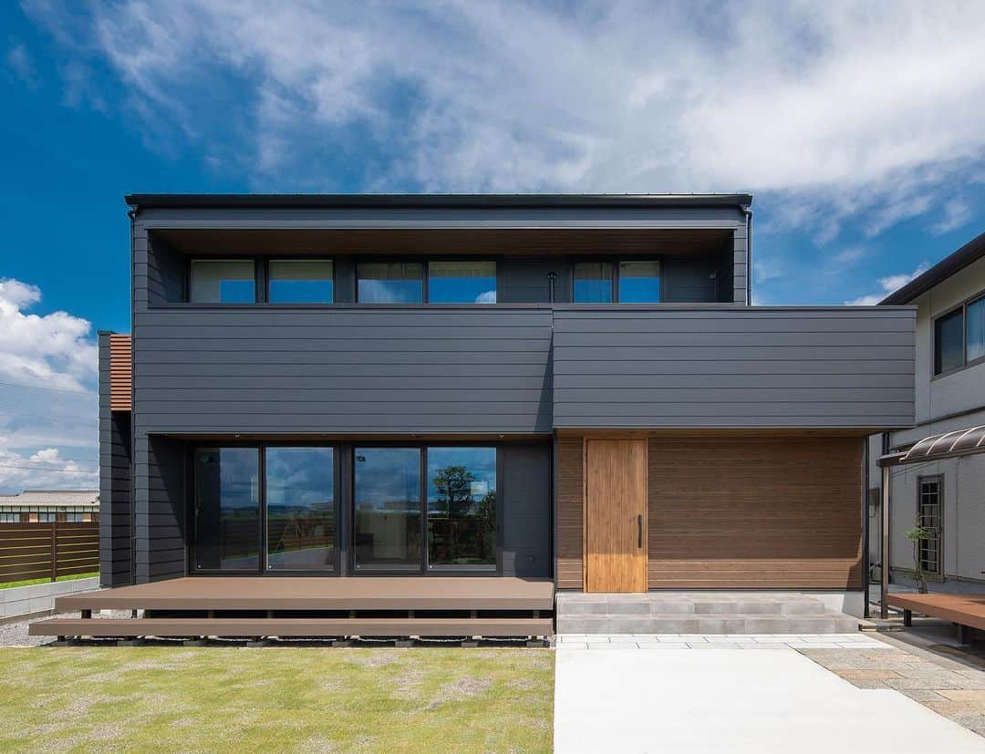 ルポハウス一級建築士事務所さんのインスタグラム写真 - (ルポハウス一級建築士事務所Instagram)「・ ・ ・ 青空にマットな質感が調和する黒ガルバリウムの外観。窓枠や樋もトーンを合わせ整えています。 ・ 板貼りで仕上げた部分など、自然素材とのコントラストも目を引きます。 ・ ・ ・ 𓐌𓐌𓐌𓐌𓐌𓐌𓐌𓐌𓐌𓐌𓐌𓐌𓐌𓐌𓐌𓐌𓐌𓐌  ルポハウスの施工事例はこちらまで☞ @reposhouse  𓐌𓐌𓐌𓐌𓐌𓐌𓐌𓐌𓐌𓐌𓐌𓐌𓐌𓐌𓐌𓐌𓐌𓐌 ルポハウス はちょっとかっこいい家 を"友人のために" という思いでつくっています。 一生に一度のマイホーム。 「あなたにしかできない」×「ルポハウスだからできる」で、 私たちだけの#家づくり を思いっきり楽しんでみませんか？！ ・ ・ ・ #住宅 #注文住宅 #新築 #新築一戸建て #家づくり計画 #外観 #外観デザイン #外観おしゃれ #外観デザイン #住宅外観 #ガルバリウム #ガルバリウム外壁 #ブラックガルバ #黒ガルバ #アイコットリョーワ #600角タイル」5月30日 12時00分 - reposhouse