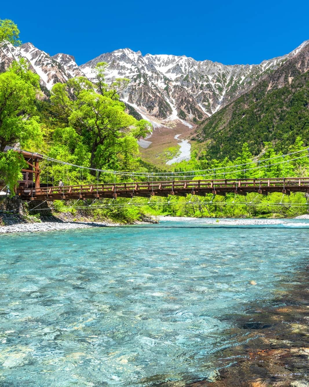 旅行比較サイト・トラベルコ 理想の旅を、いちばん安く。さんのインスタグラム写真 - (旅行比較サイト・トラベルコ 理想の旅を、いちばん安く。Instagram)「#上高地 / 長野  標高1,500ｍの山岳リゾート、上高地。4月末から6月の梅雨入りごろまでは残雪と新緑が楽しめるベストシーズンです🍃  写真は上高地のシンボルともいえる河童橋周辺の様子。  雄々しくそびえる穂高連峰を背景に、新緑に包まれた河童橋と透き通った梓川の流れが絵になりますね📷✨  ━━━━━━━━━━━ 📍 #上高地 （長野県茂原市） ━━━━━━━━━━━ 上高地の詳しいスポット情報はこちら👇 https://www.tour.ne.jp/j_spot/128337/  Photo: PIXTA  ********** あなたが旅先で出合った素敵な風景に #トラベルコ または #travelko をつけて投稿してみてください📷 こちらのアカウントで紹介させていただくかも！  投稿を見て「行きたい！」と思ったら保存でクリップ。 フォロー＆いいねもお願いします🌟  ********** 国内海外1500以上の旅行サイトをまとめて比較！ 旅行の最安値を探すなら「トラベルコ」  プロフィール欄のURLから早速検索🔍 @travelko_official  #河童橋 #梓川 #新緑 #kamikochi #nagano #長野 #長野県 #長野旅行 #長野観光 #国内旅行 #日本の絶景 #japantrip #japantravel #絶景 #フォトジェニック #ファインダー越しの私の世界 #誰かに見せたい景色 #旅行好きな人と繋がりたい #写真好きな人と繋がりたい #女子旅 #一人旅 #旅行好き #旅 #旅行 #観光 #trip #travelko #トラベルコ」5月30日 12時00分 - travelko_official