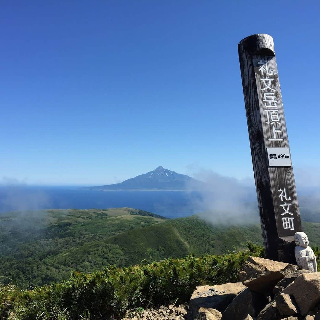 北海道じゃらん【公式】さんのインスタグラム写真 - (北海道じゃらん【公式】Instagram)「北海道の旅のオンシーズンになりました！ 北海道内の“憧れの場所”への旅行はいかがでしょうか？  札幌からバス～フェリー～バスでお得に“花の浮島礼文島"に行きませんか？ 今のシーズンはここにしか咲かない花が満開です🌷  6月1日～10月31日まで“ウェルカム＆バックキャンペーン"を実施中。 先着2,000名で、礼文島内で3泊以上宿泊、または礼文島内で1泊して体験プログラムに1つ以上参加すると帰りのフェリーが無料になるかも！？ また、7つのトレッキングコースにチャレンジすると、完走コースの数だけプレゼントが貰える“礼文島トレイル７"も実施。 こちらもウェルカム＆バックキャンペーンの体験プログラムにカウントされますので、Wでチャレンジしてお得な花旅をしましょう！ 旅の終わりに“彩北航路フォトキャンペーン”に参加して思い出の写真を応募してみて📷  #北海道じゃらん #北海道じゃらん6月号 #礼文島 #島 #北海道 #利尻礼文 #桃岩展望台 #北のカナリアパーク #ハートランドフェリー #ウェルカムアンドバックキャンペーン #礼文島トレイル７　#レブンアツモリソウ　#レブンソウ #彩北航路フォトキャンペーン」5月30日 12時00分 - hokkaido_jalan