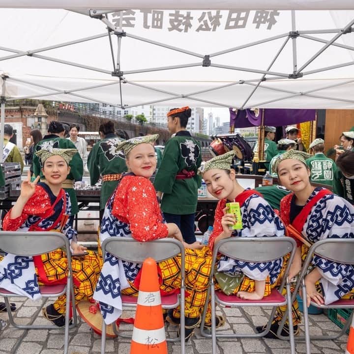 のインスタグラム：「【連載】写真家オカダキサラによる「歳時キサラ」〜2023年5月〜⁠ ⁠ 　東京の街を舞台に、どこか既視感がある日常ながらも物憂げで時には思わずクスッと笑ってしまうスナップ写真を撮るオカダキサラ。そんなオカダによる連載「歳時キサラ」。独自の観察眼で切り取られたその季節ならではの4枚の写真を、それぞれに付随するタイトル＆テキストと共にお届け。少しずつ日差しが厳しくなってきた5月の東京。オカダがついついシャッターを切りたくなったのはどんな瞬間？⁠ ⁠ 記事全文は @fashionsnapcom プロフィールのリンクから🔗⁠ ⁠ #オカダキサラ #kisaraokada #写真 #写真家 #photo #photography #特集_fs」