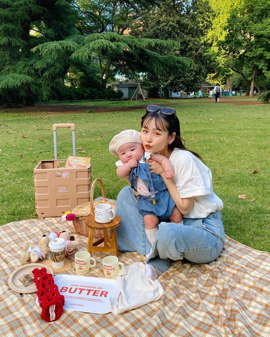 なつぴぴのインスタグラム：「picnic day🌷🌞 . . 3枚目のベビぴぴが愛しすぎる😂 お天気よくて、気温もちょうどよくて最高だった💗 . . ピクニックのセットは @picnic_mimi で全てレンタルしました🫧 . 案件でもなんでも無いんだけど、手ぶらでおしゃれピクニックできるの最高すぎたから紹介しちゃう😂 . 新宿御苑から徒歩2分のところにあるので、みんなもぜひ見てみてください💗 . . . . . #picnic #ピクニック #おしゃれピクニック #映え #ままコーデ #5ヶ月ベビー #女の子ママ #0歳児ママ #ベビー服 #おしゃれベビー #新宿御苑 #ピクニックレンタル #ピクニックコーデ #赤ちゃん #おでかけ」