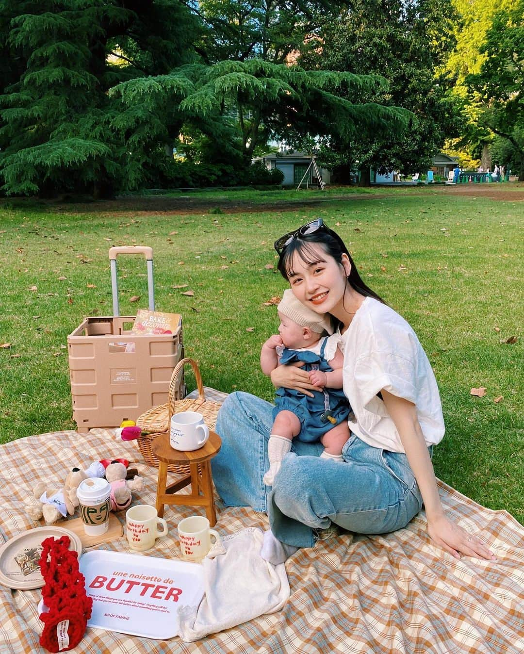 なつぴぴさんのインスタグラム写真 - (なつぴぴInstagram)「picnic day🌷🌞 . . 3枚目のベビぴぴが愛しすぎる😂 お天気よくて、気温もちょうどよくて最高だった💗 . . ピクニックのセットは @picnic_mimi で全てレンタルしました🫧 . 案件でもなんでも無いんだけど、手ぶらでおしゃれピクニックできるの最高すぎたから紹介しちゃう😂 . 新宿御苑から徒歩2分のところにあるので、みんなもぜひ見てみてください💗 . . . . . #picnic #ピクニック #おしゃれピクニック #映え #ままコーデ #5ヶ月ベビー #女の子ママ #0歳児ママ #ベビー服 #おしゃれベビー #新宿御苑 #ピクニックレンタル #ピクニックコーデ #赤ちゃん #おでかけ」5月30日 12時01分 - nattsu_pipi