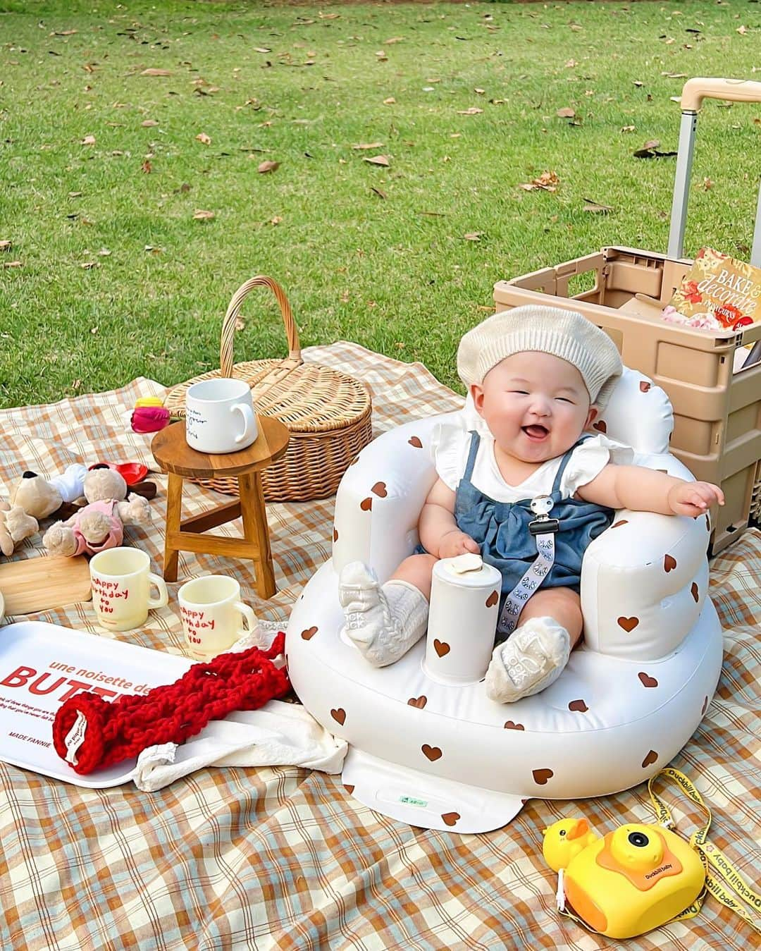 なつぴぴさんのインスタグラム写真 - (なつぴぴInstagram)「picnic day🌷🌞 . . 3枚目のベビぴぴが愛しすぎる😂 お天気よくて、気温もちょうどよくて最高だった💗 . . ピクニックのセットは @picnic_mimi で全てレンタルしました🫧 . 案件でもなんでも無いんだけど、手ぶらでおしゃれピクニックできるの最高すぎたから紹介しちゃう😂 . 新宿御苑から徒歩2分のところにあるので、みんなもぜひ見てみてください💗 . . . . . #picnic #ピクニック #おしゃれピクニック #映え #ままコーデ #5ヶ月ベビー #女の子ママ #0歳児ママ #ベビー服 #おしゃれベビー #新宿御苑 #ピクニックレンタル #ピクニックコーデ #赤ちゃん #おでかけ」5月30日 12時01分 - nattsu_pipi