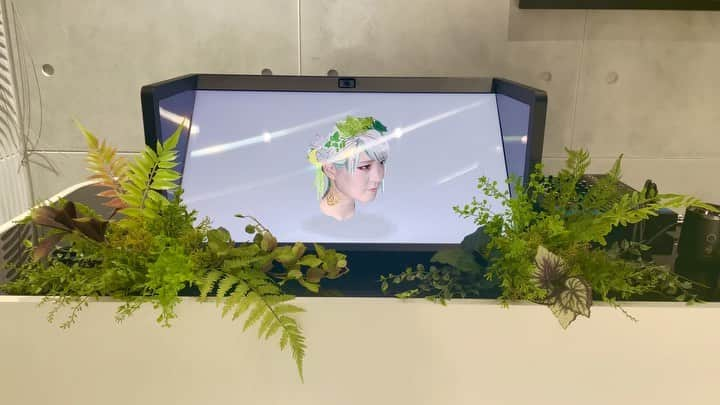 せきぐちあいみのインスタグラム：「VR Art on display in a naked eye 3D spatial display.  When you see it live, you will be impressed by its three-dimensionality!  VRアートを裸眼空間ディスプレイにて展示しています。  生で見るとその立体感に感動します🙏🏻  #3dart #VRart #elfsr2 #sony3ddisplay #3ddisplay #ftnft #virtualreality #metaverseart #nft #exhibition #nakedeye3d」