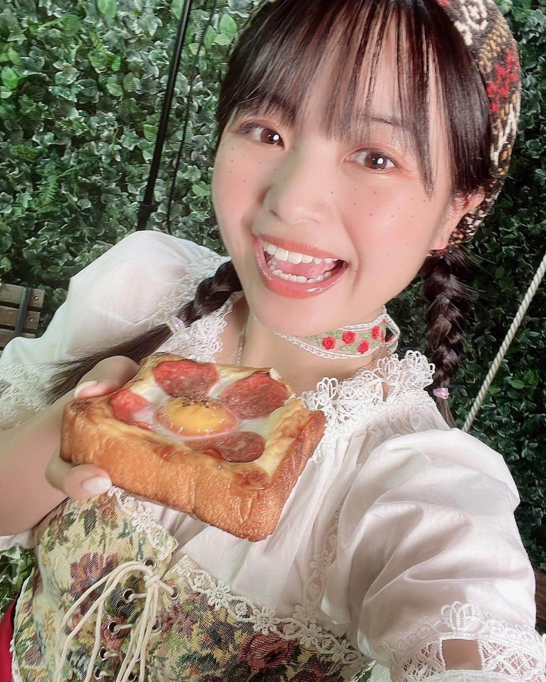 藤原亜紀乃のインスタグラム：「本番までのこり1週間🥰  毎日オリーヴちゃんの対話する日々 楽しい。嬉しい。悔しい。顔晴ろう。  の繰り返しの日々🥳  オリーヴの種が育つように。 たくさん愛情をそそいでいきたい♡♡   #人狼TLPT  #人狼TLPTO  #人狼TLPTOⅡ  #人狼ゲーム  #舞台  #アドリブ  #パン屋さん  #パン屋  #オリーヴ」