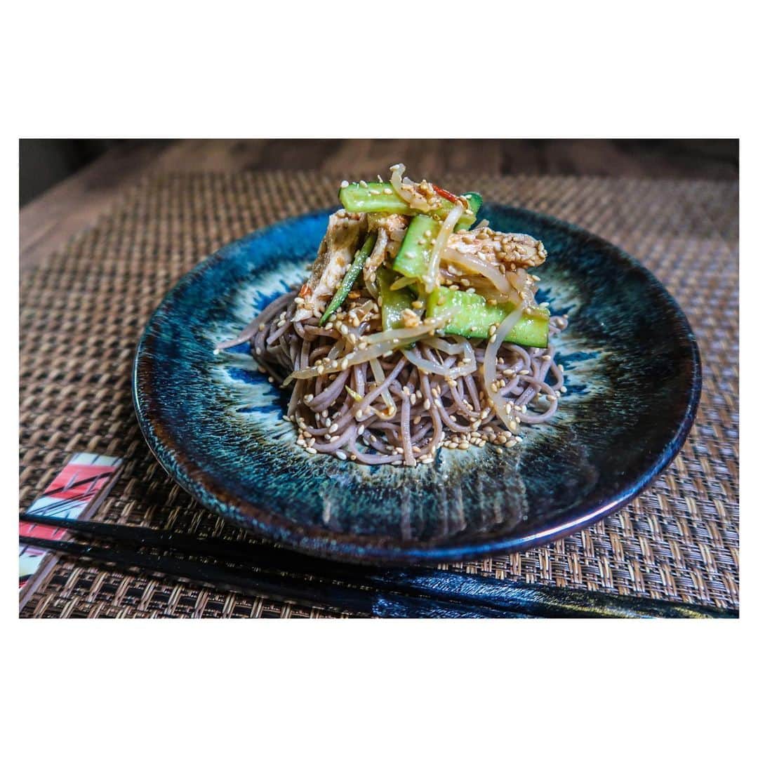 江口雅也さんのインスタグラム写真 - (江口雅也Instagram)「動き出すと変化し始める。 口に出して動いていく事。 8月にイベント事企画中ですのでまた告知させていただきます。  てなわけで腹拵え。  ナムルのせ十割蕎麦😋 蕎麦の盛り付けは　@hayakawa_koishiwara さんの 器がとにかく合う✨ 蕎麦につゆを軽くかけて、作り置きのササミときゅうりもやしをのせただけですが、何倍も美味しく感じます🤤  #cooking  #cook #lunchtime  #foodstagram  #料理男子 #自炊男子 #料理レシピ  #モデル飯 #十割蕎麦  #ささみレシピ  #ナムル #小石原焼き  #小石原 #福岡 #海鼠釉 #なまこゆう #器のある暮らし  #器を楽しむ暮らし」5月30日 12時03分 - masaya0429